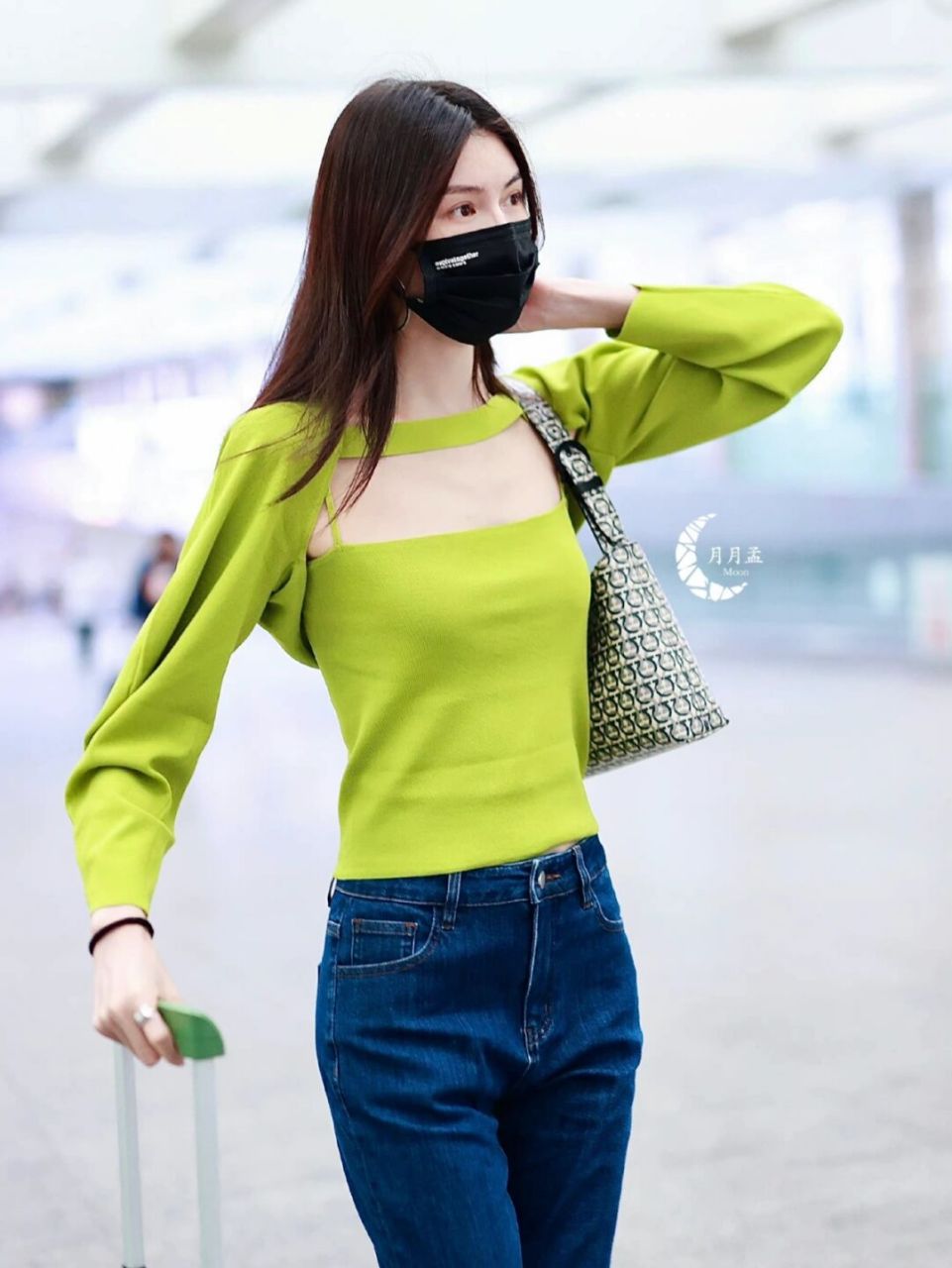 何穗近期私服秀 两身镂空上衣很种草 每次看到刘雯,何穗,杜鹃的私服照