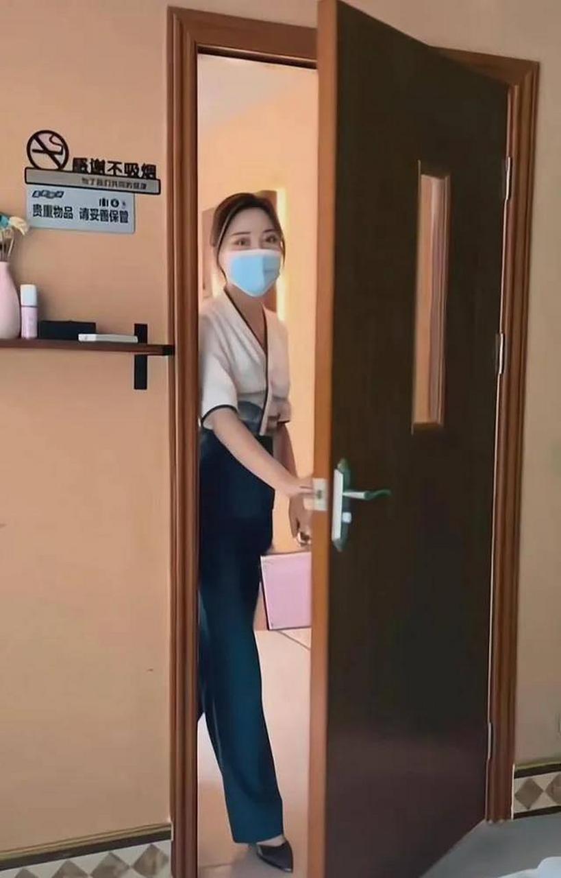 云南,一男子住酒店时,女技师上门推销50元的洗脚按摩服务,男子欣然