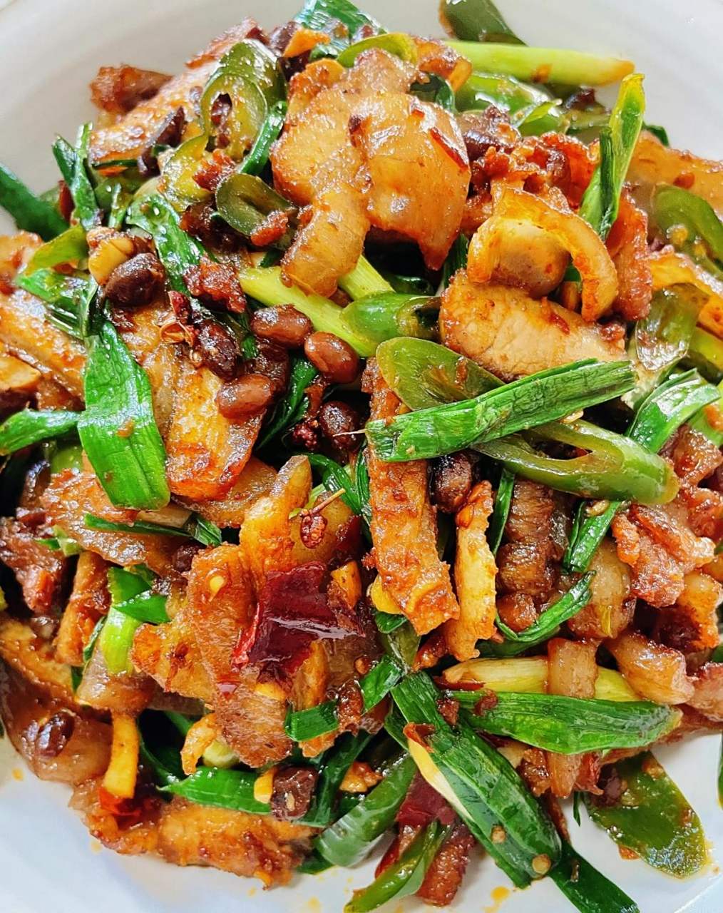 兔年"正月里"美食分享:青椒蒜苗回锅肉,下饭又美味 做法: 1五花肉烧皮