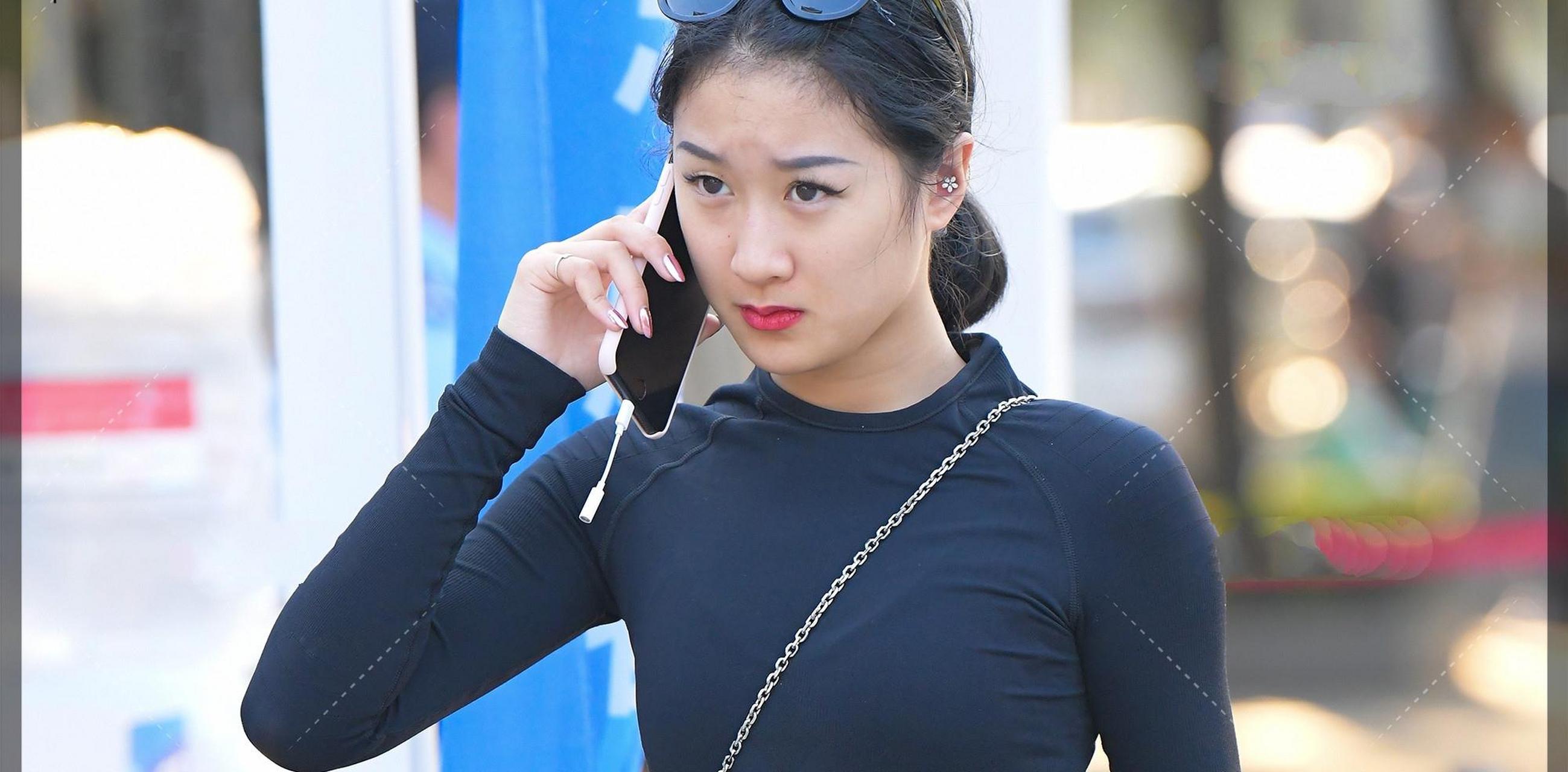 紧身衣搭配紧身裤,自信又高级,穿出新风格