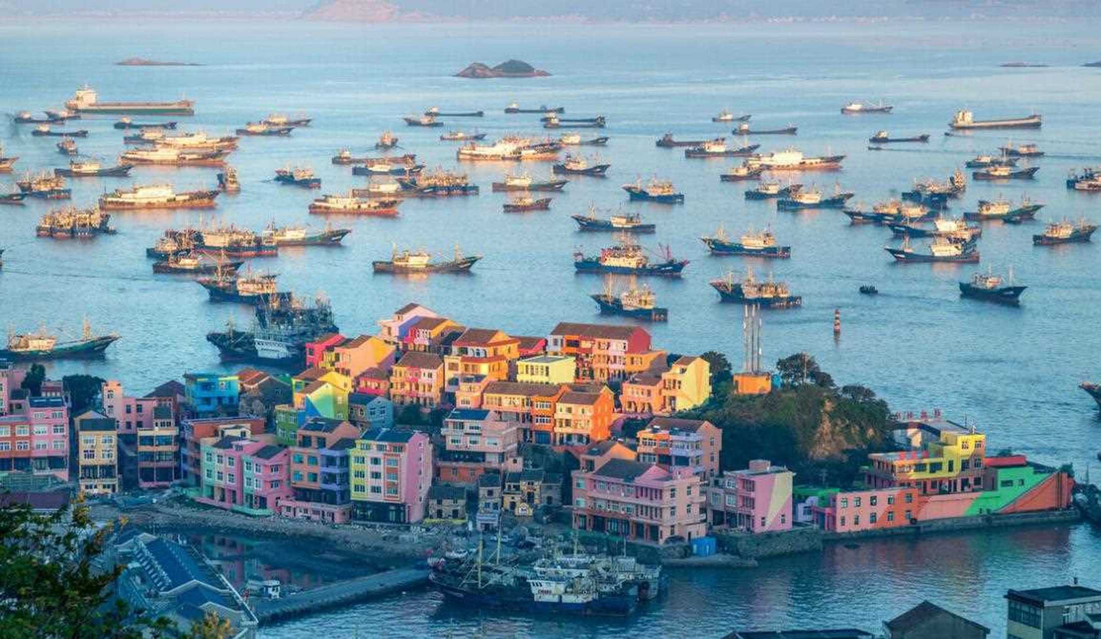 美丽的乡村小镇总是令人向往,在浙江温岭市石塘镇就有这么一座美丽且