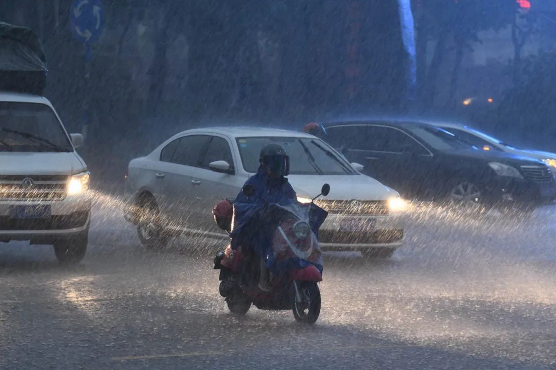 郑州这两天,差不多把7月份累积的雨都下完了.