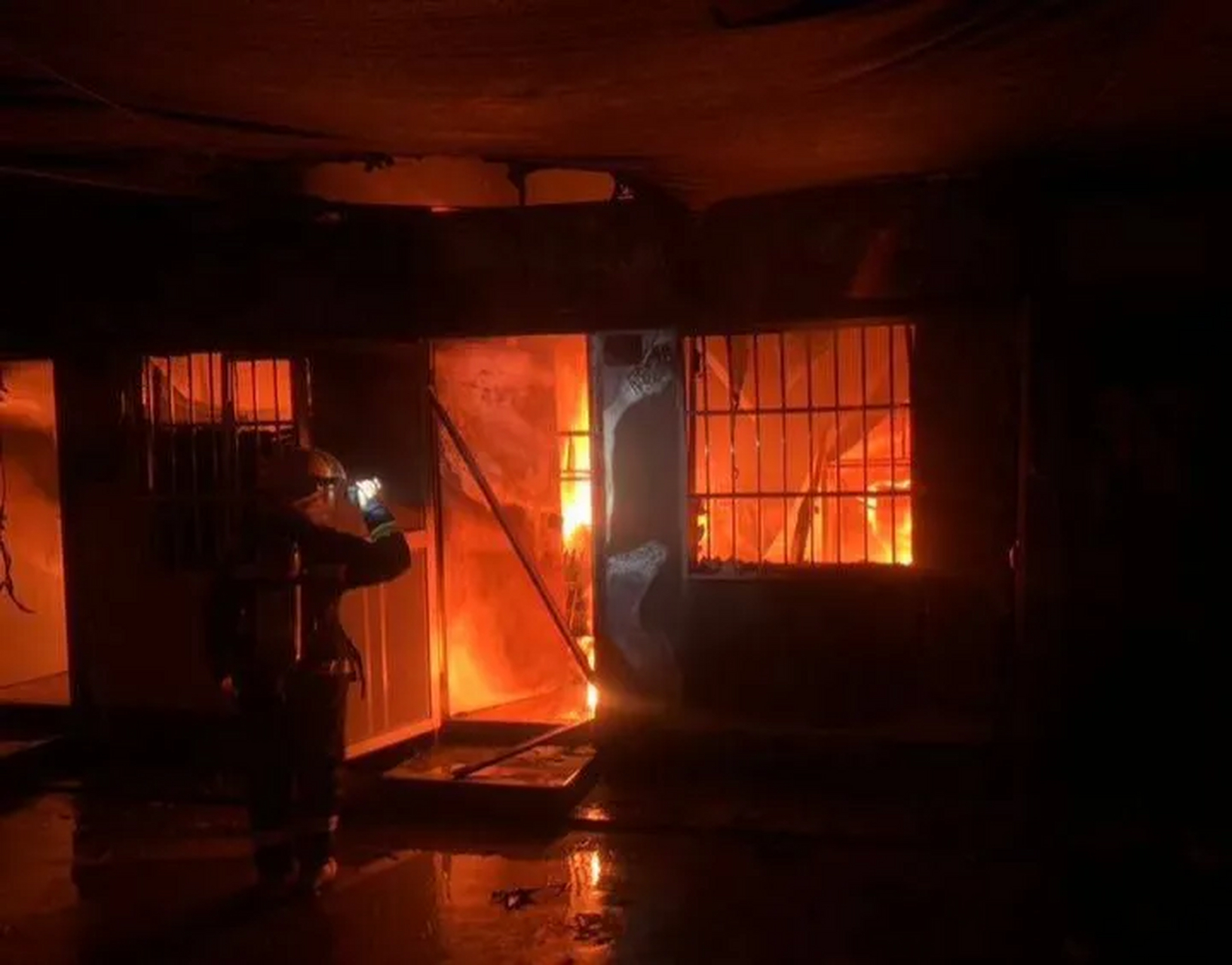 邻居表示,该男子没有参加救火,摔倒与他无关.