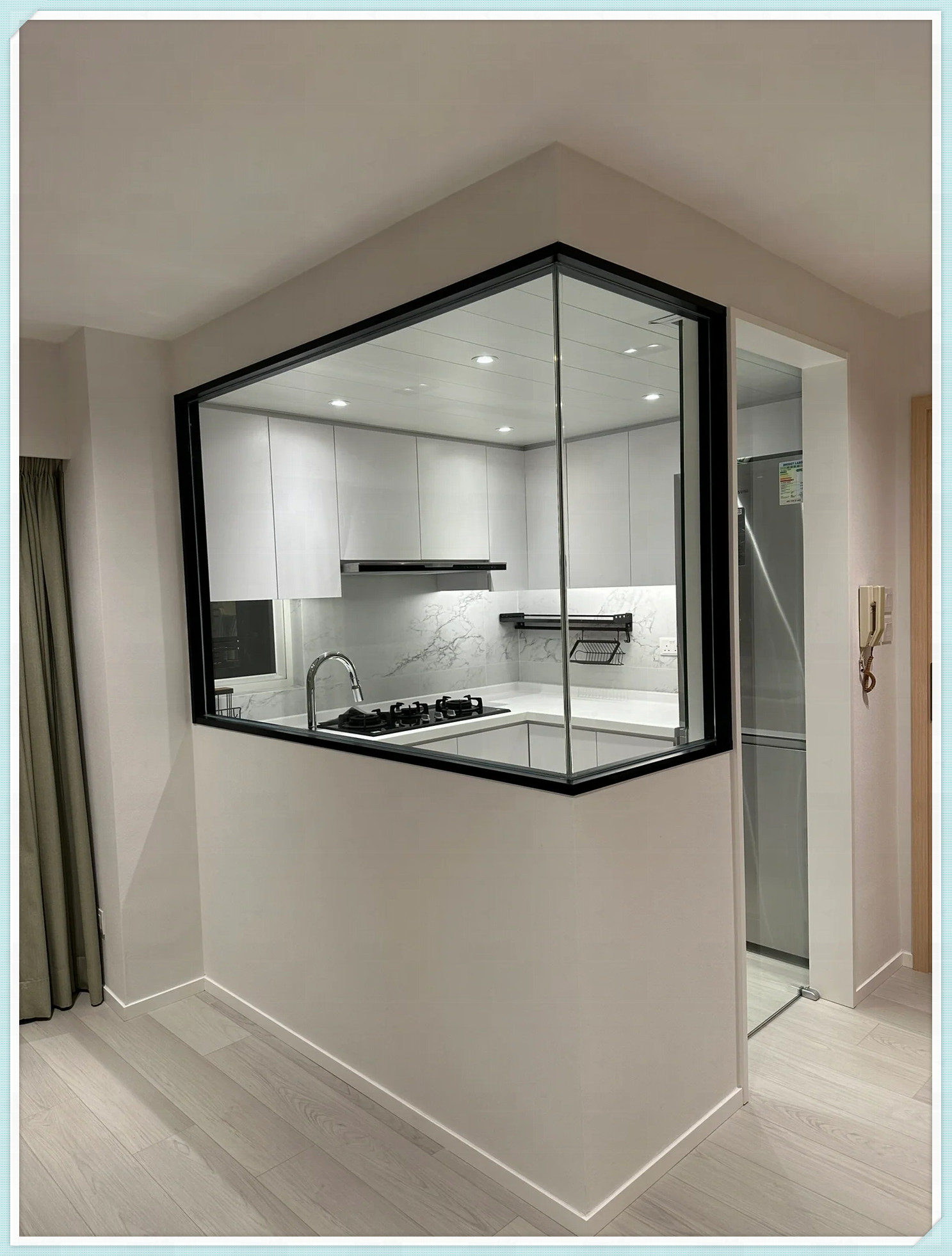 半开房式厨房空间巨大,通透感由大玻璃完美呈现