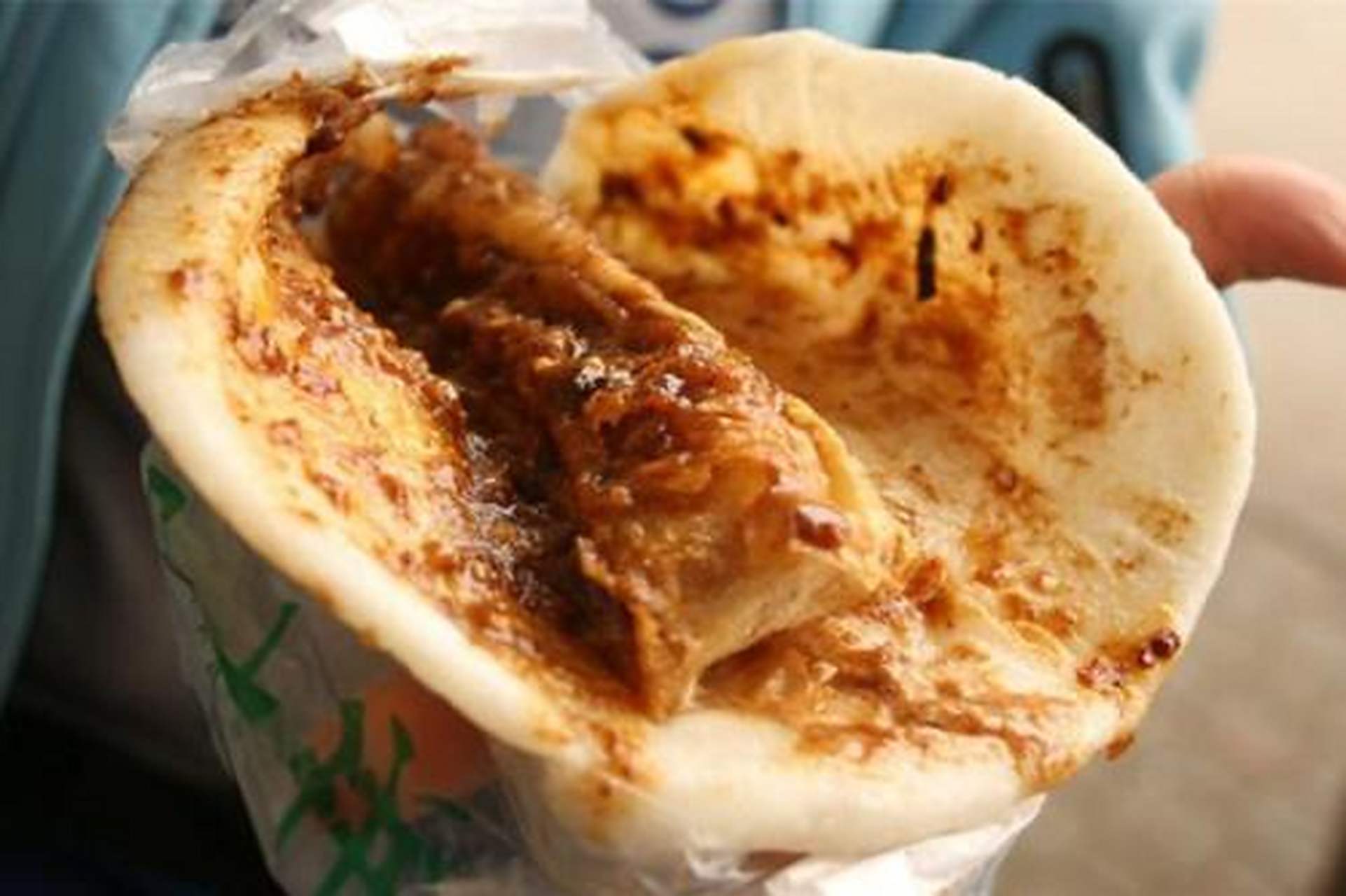 烧饵块是云南独有的一种民俗小吃.