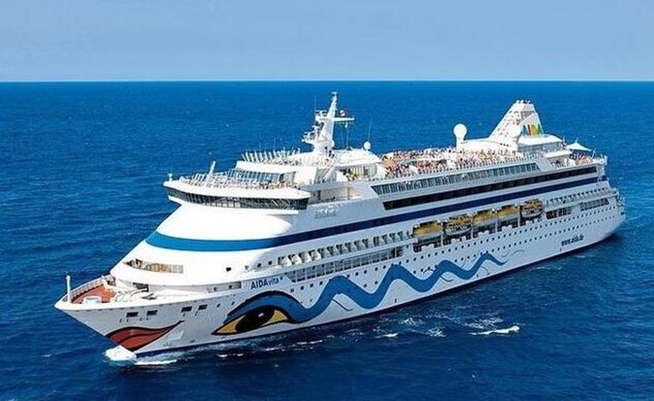 首艘国产大型邮轮首次试航,被誉为造船工业"皇冠上最耀眼的明珠".