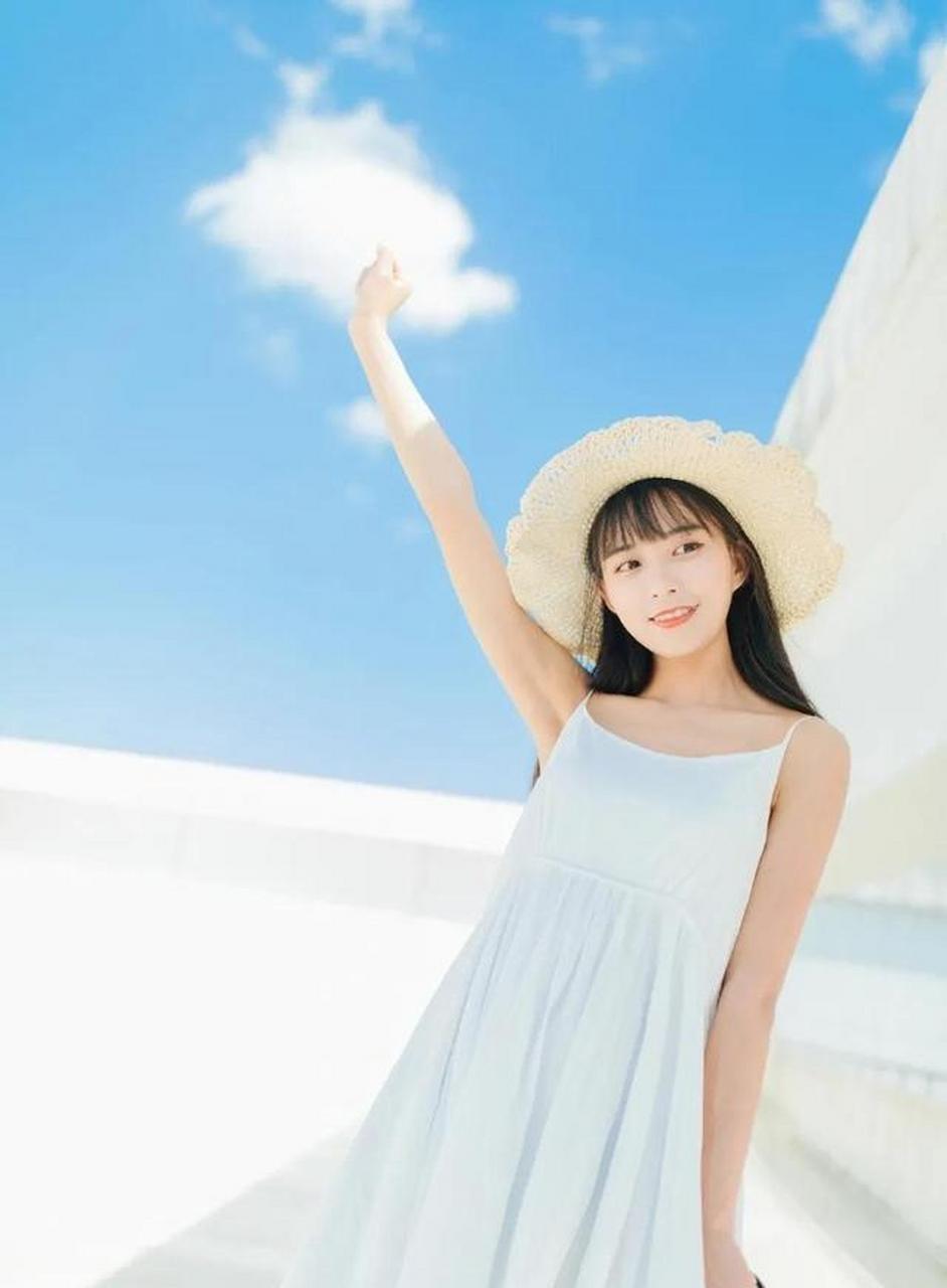 蓝天白云下的清纯草帽妹妹吊带长裙文艺写真