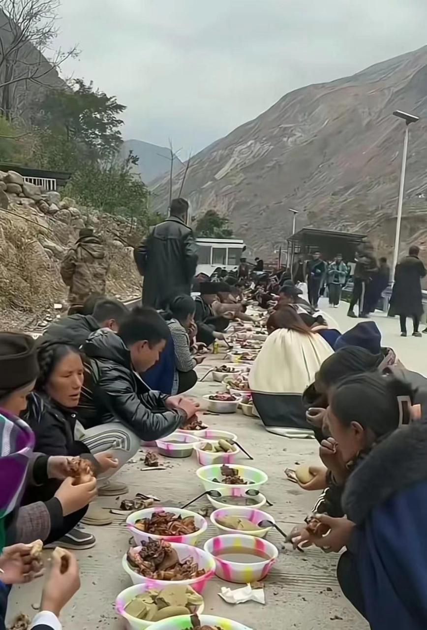 村里吃大席,这种条件你能接受吗? #中国版chatgpt来了# #趣图搞笑