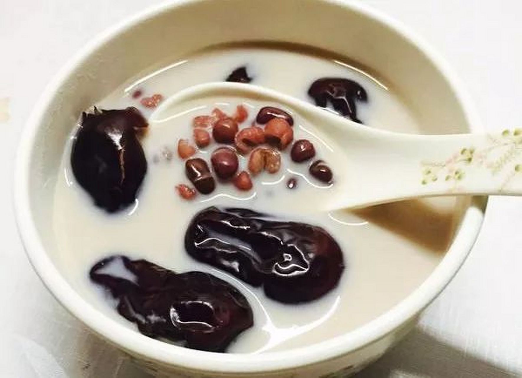 春日治愈美食#默认分类# 红枣红豆薏仁牛奶粥 红豆可以消胀,止吐