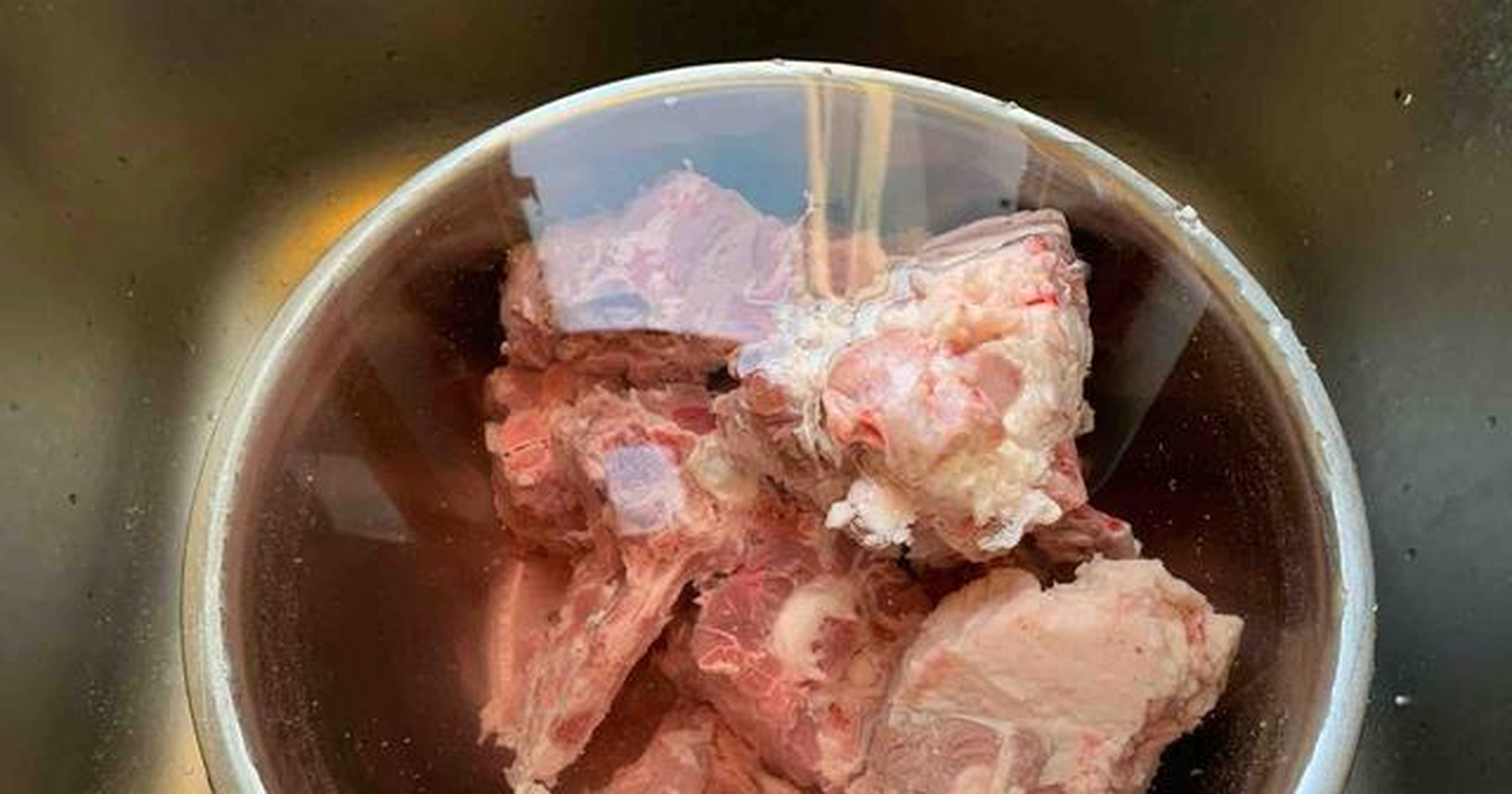 配料:[火焰] 羊蝎子骨 2k克,葱段 半根,花椒 1勺,香叶 3片,干辣椒 5个