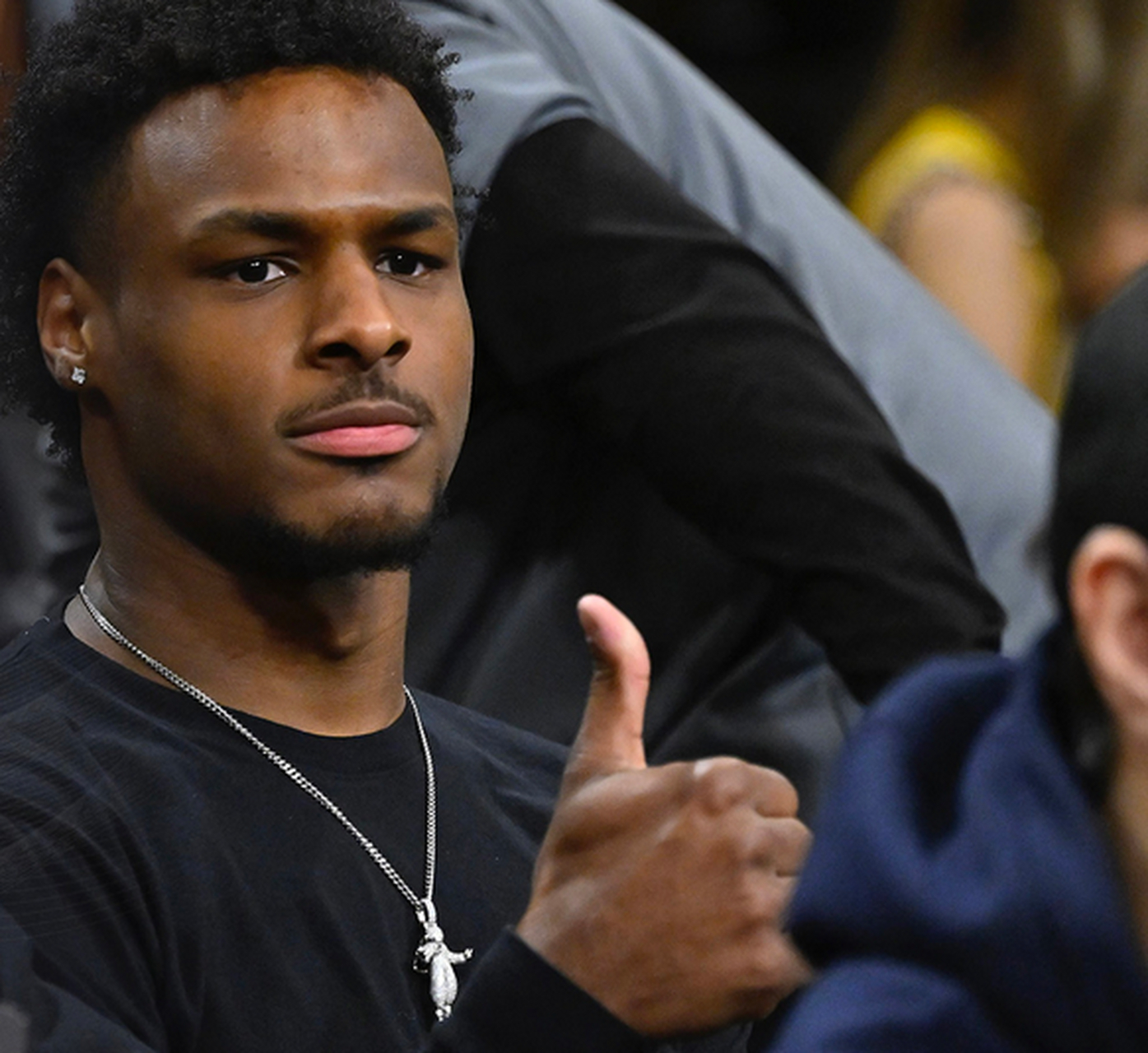 詹姆斯大儿子布朗尼-詹姆斯在训练中突然倒下心脏骤停 队医紧急救援送