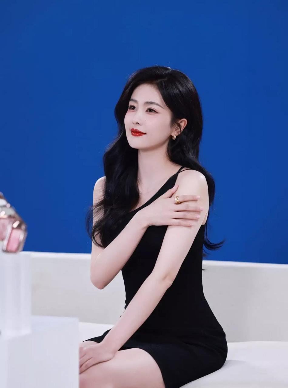 白鹿一袭黑色礼服,优雅曼妙,明艳妩媚