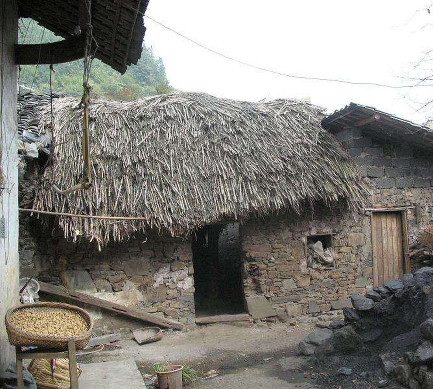 有多少人见过这样的泥草房,当时的生活条件很艰苦,有