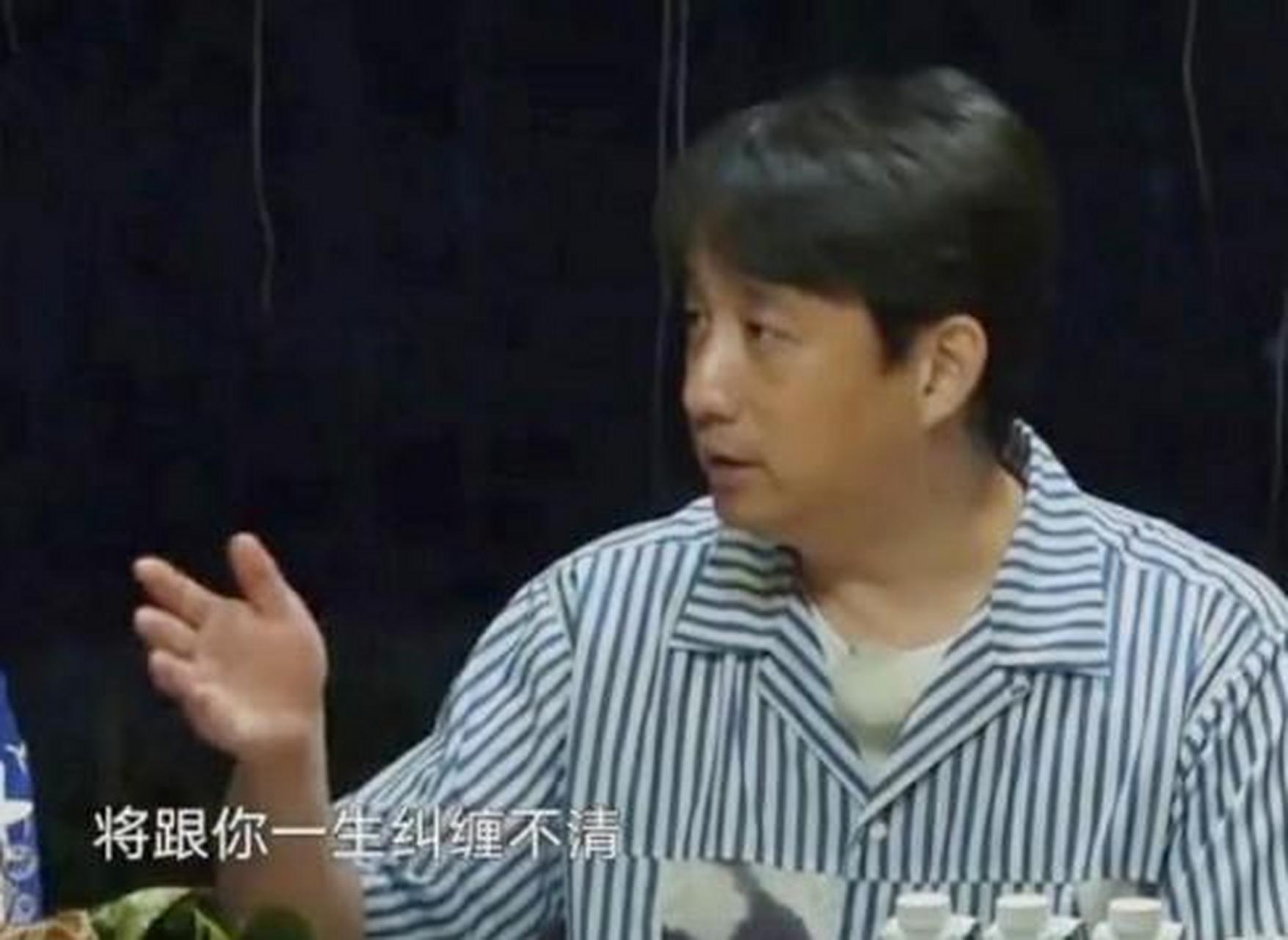 1999年末,千禧年跨年这一刻,黄磊和周迅坐在火车上紧挨着,突然广播上