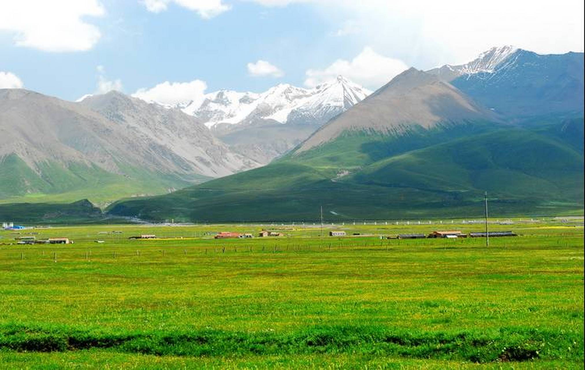 岗什卡雪峰位于青海省门源回族自治县境内,海拔5254.