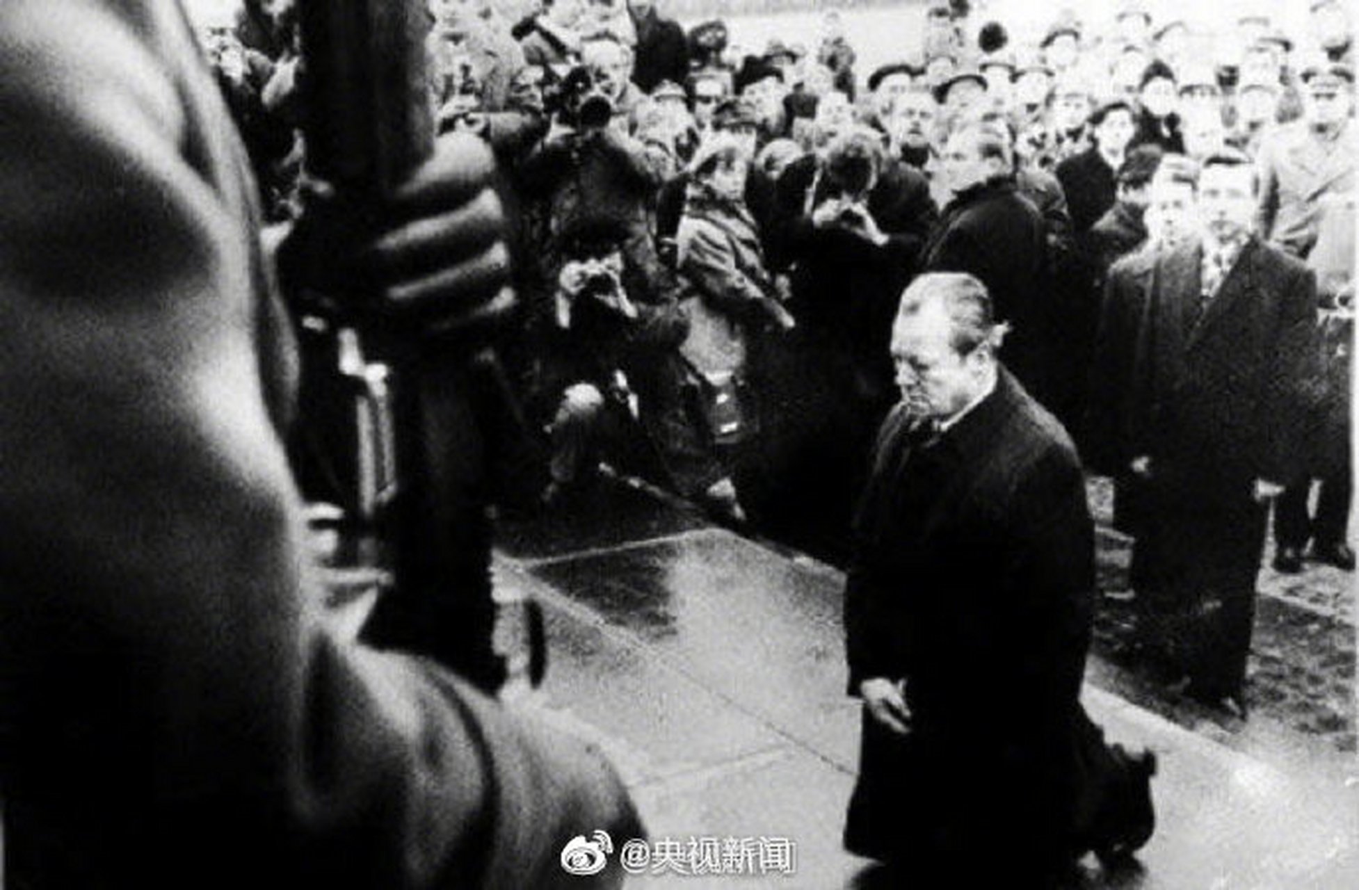 【那年今日丨华沙之跪】1970年的今天,西德总理勃兰特在向华沙犹太