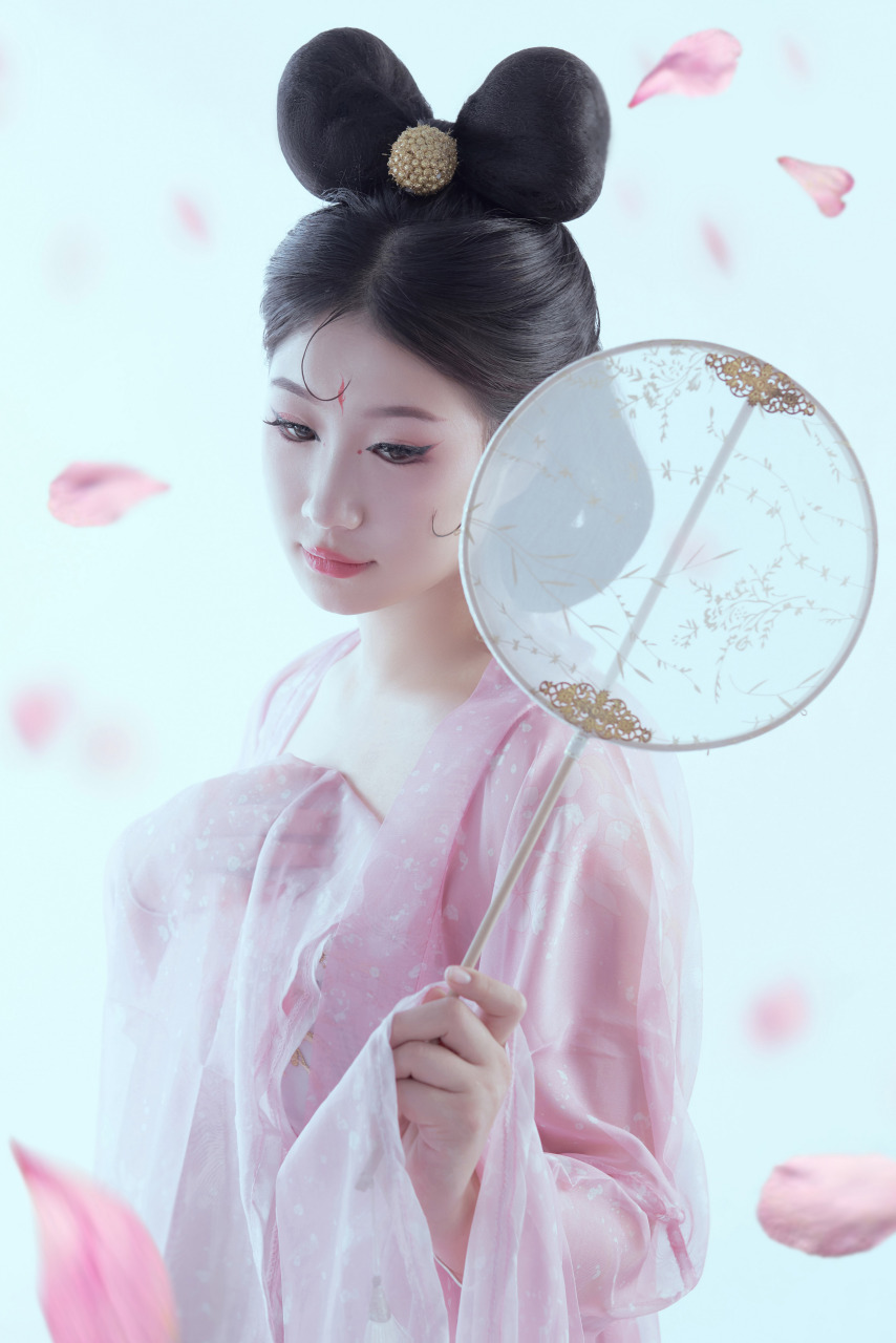 最近我一直在研究古代的妆容和造型,真的超级迷人的呢!