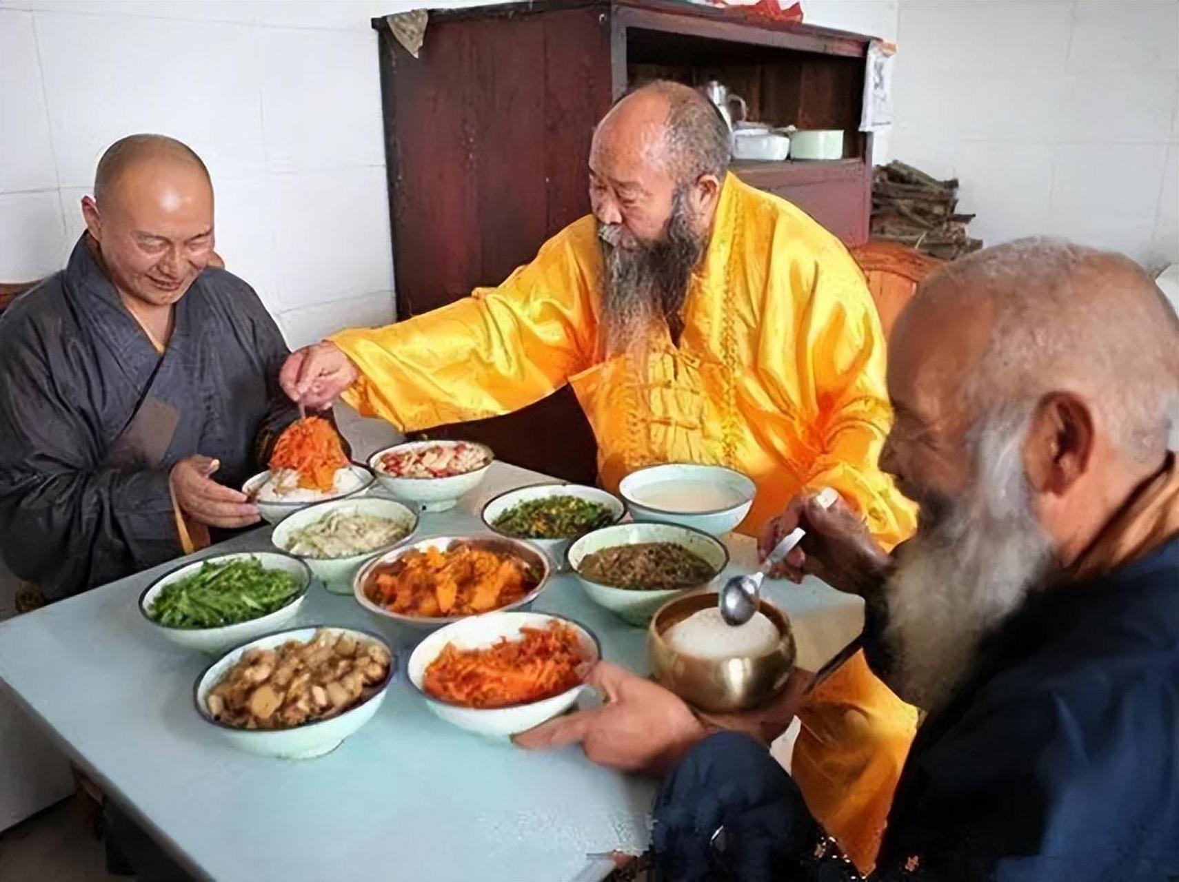 福建寺庙和尚聚餐引关注:千名僧人肥头大耳,饮食丰盛引发热议.