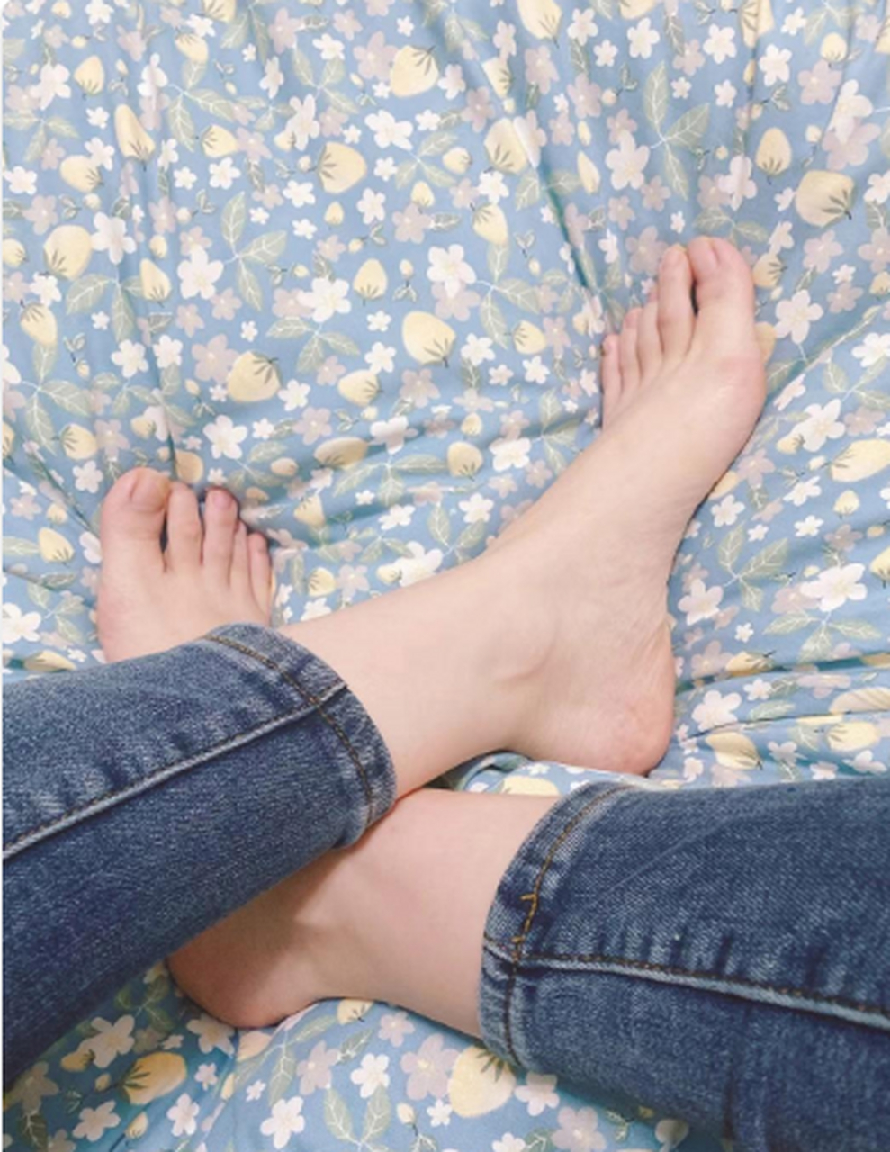 我的脚丫白又嫩,拿出来晒晒