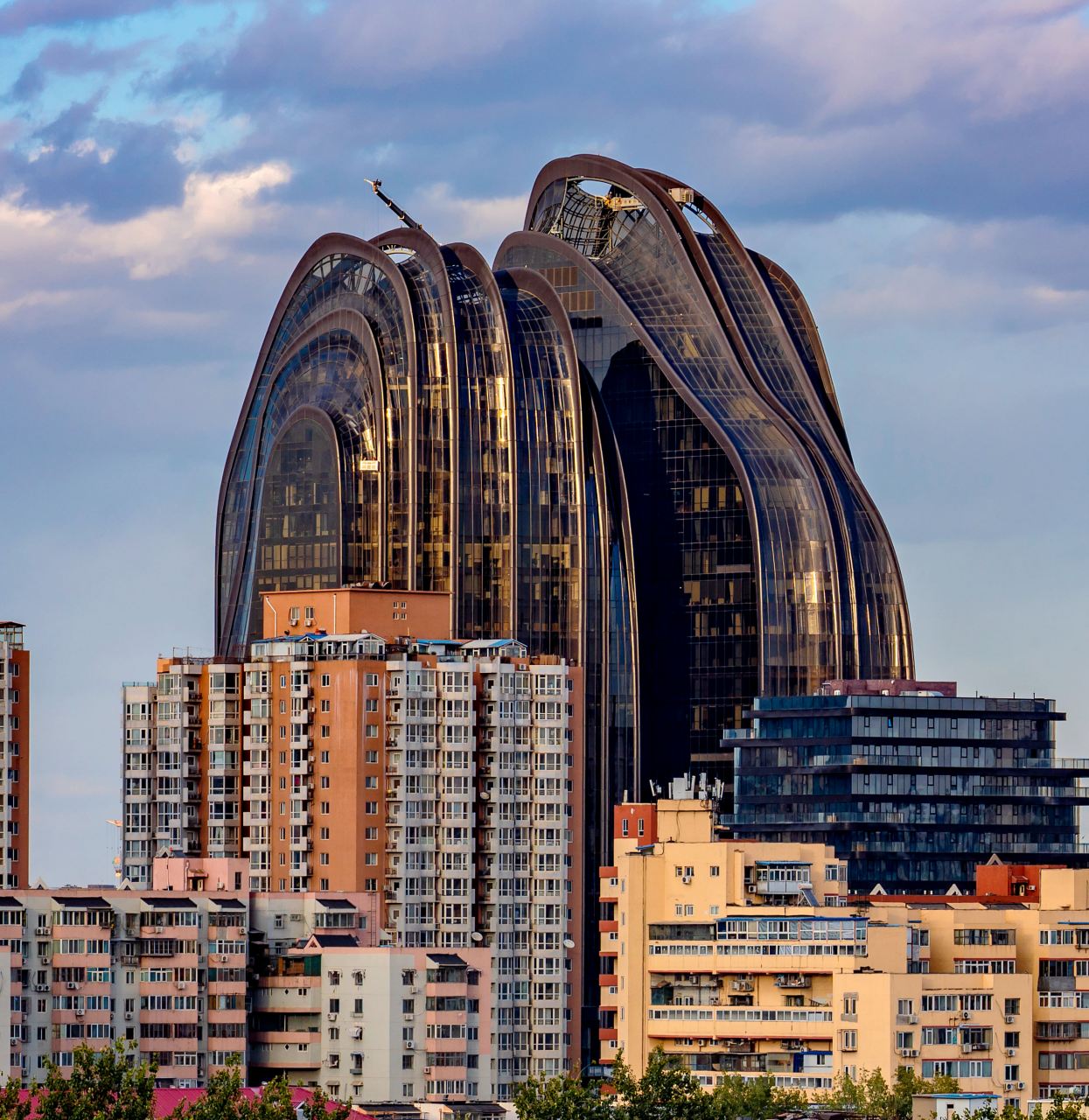 北京朝阳山水城市塔楼,其灵感来自于我国传统水墨写意画,远远看去,它