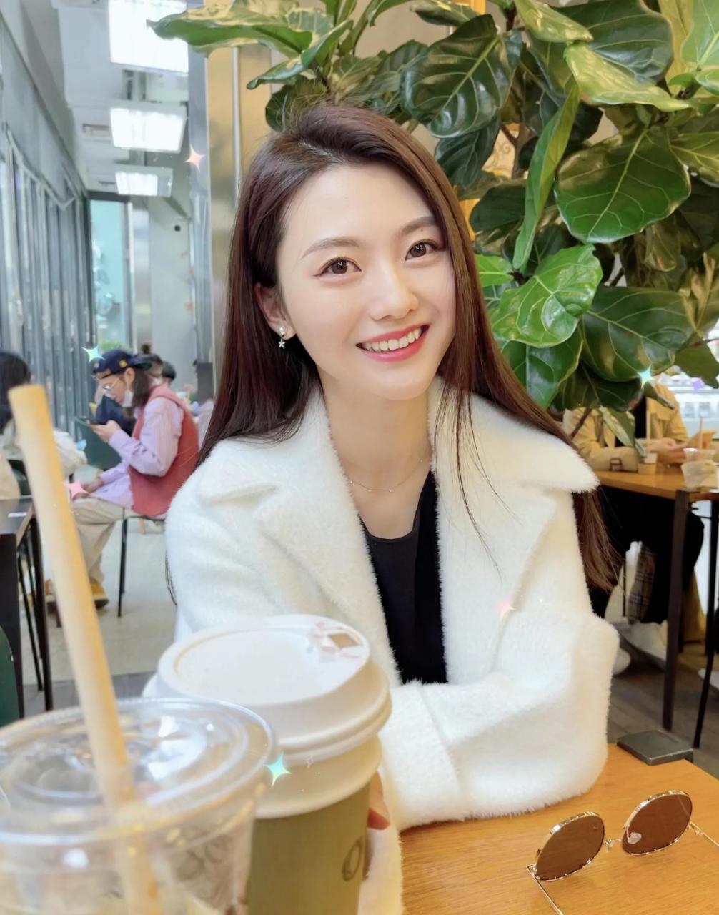 领动计划# 央视主持人刘颢玥,长相并不十分出众,但亲和力确是满满滴!