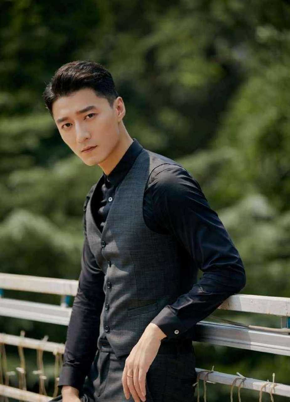 演员金泽灏发布最新写真大片,他身着黑色衬衫,搭配暗色条纹西装,一举