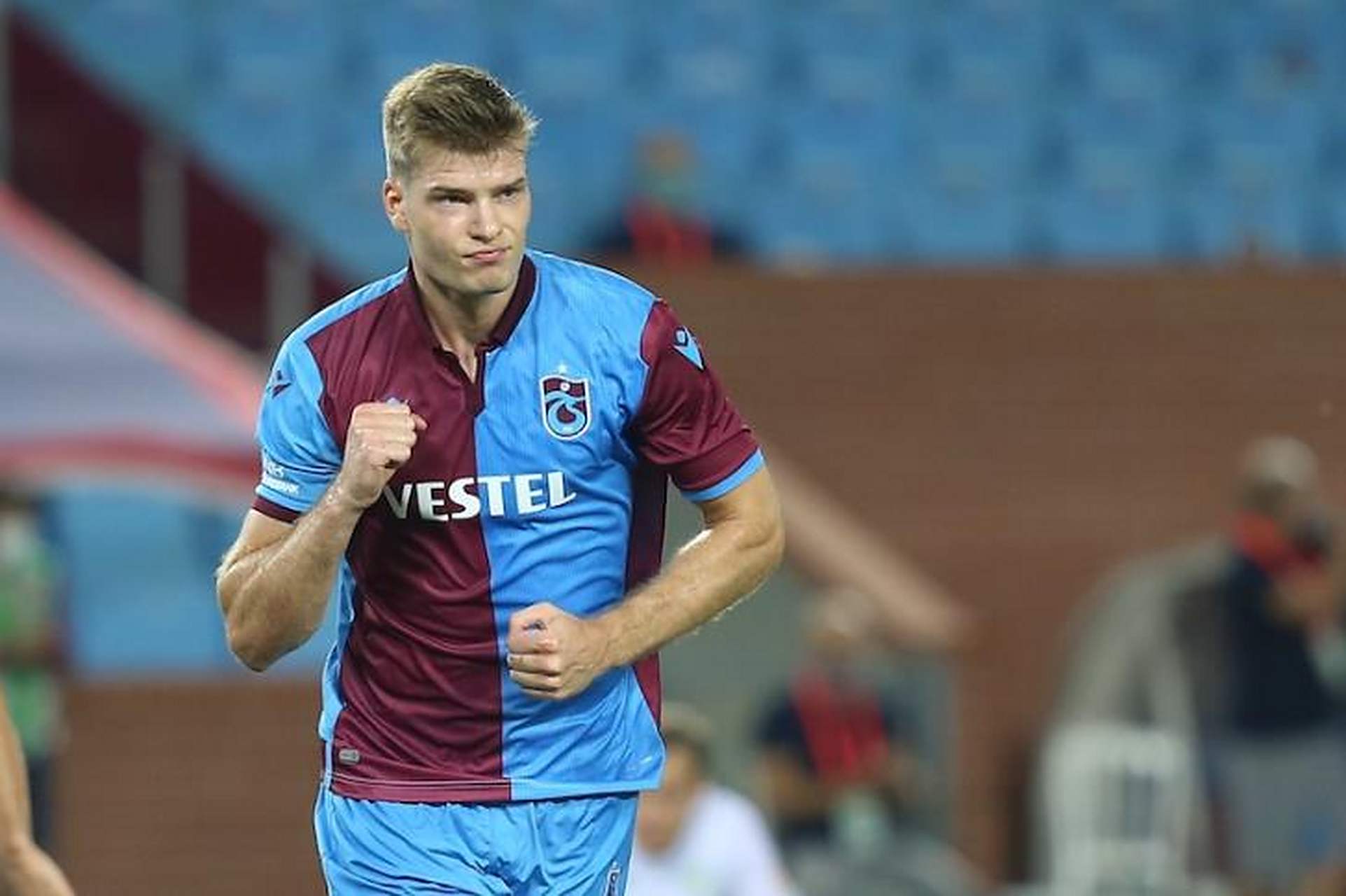 胡塞因认为,安胖对待联赛有点懈怠,理论上索尔洛特适合切尔西