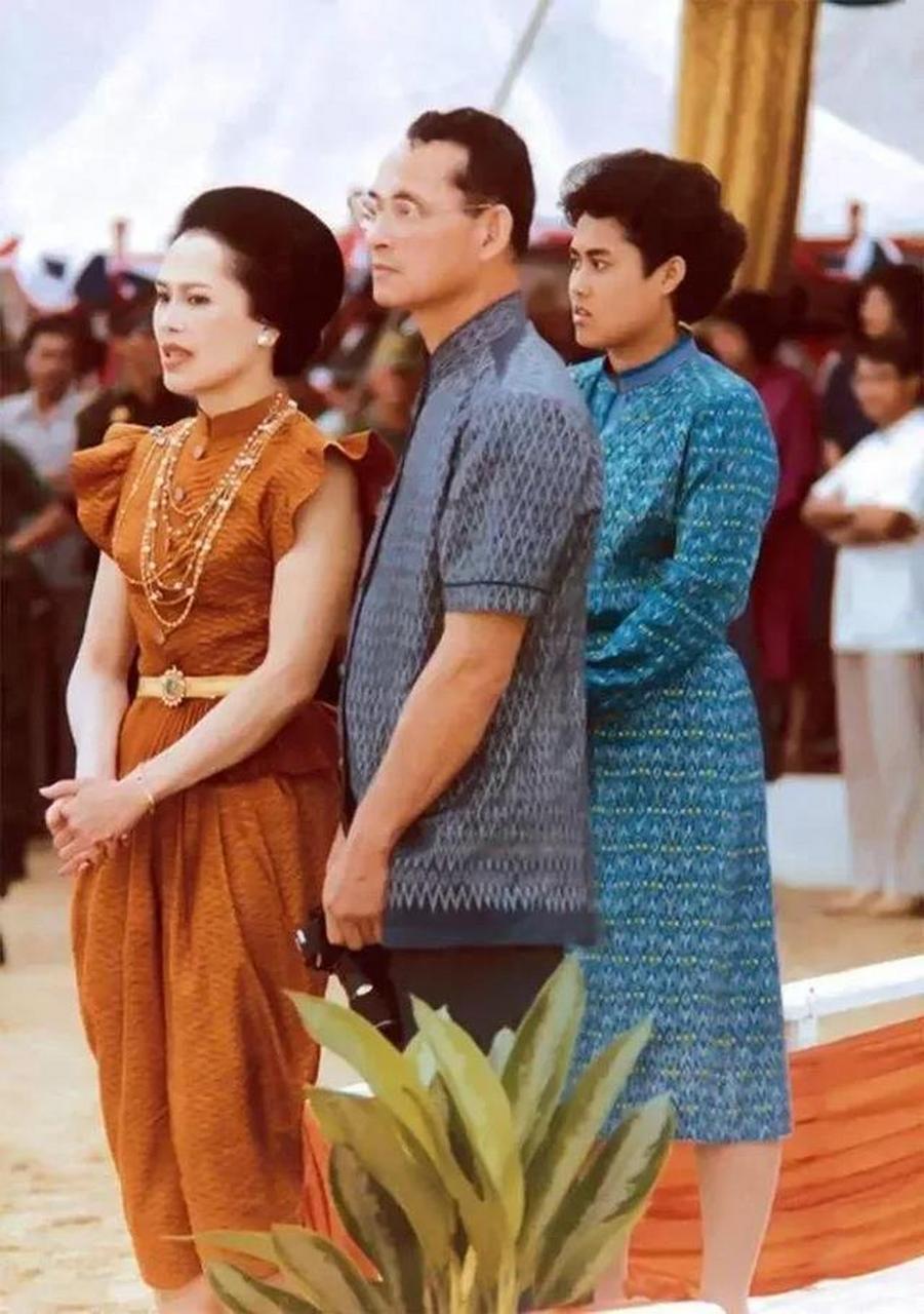 年轻时的诗琳通公主就有一种朴素的美,目光单纯,笑容和煦如阳光.