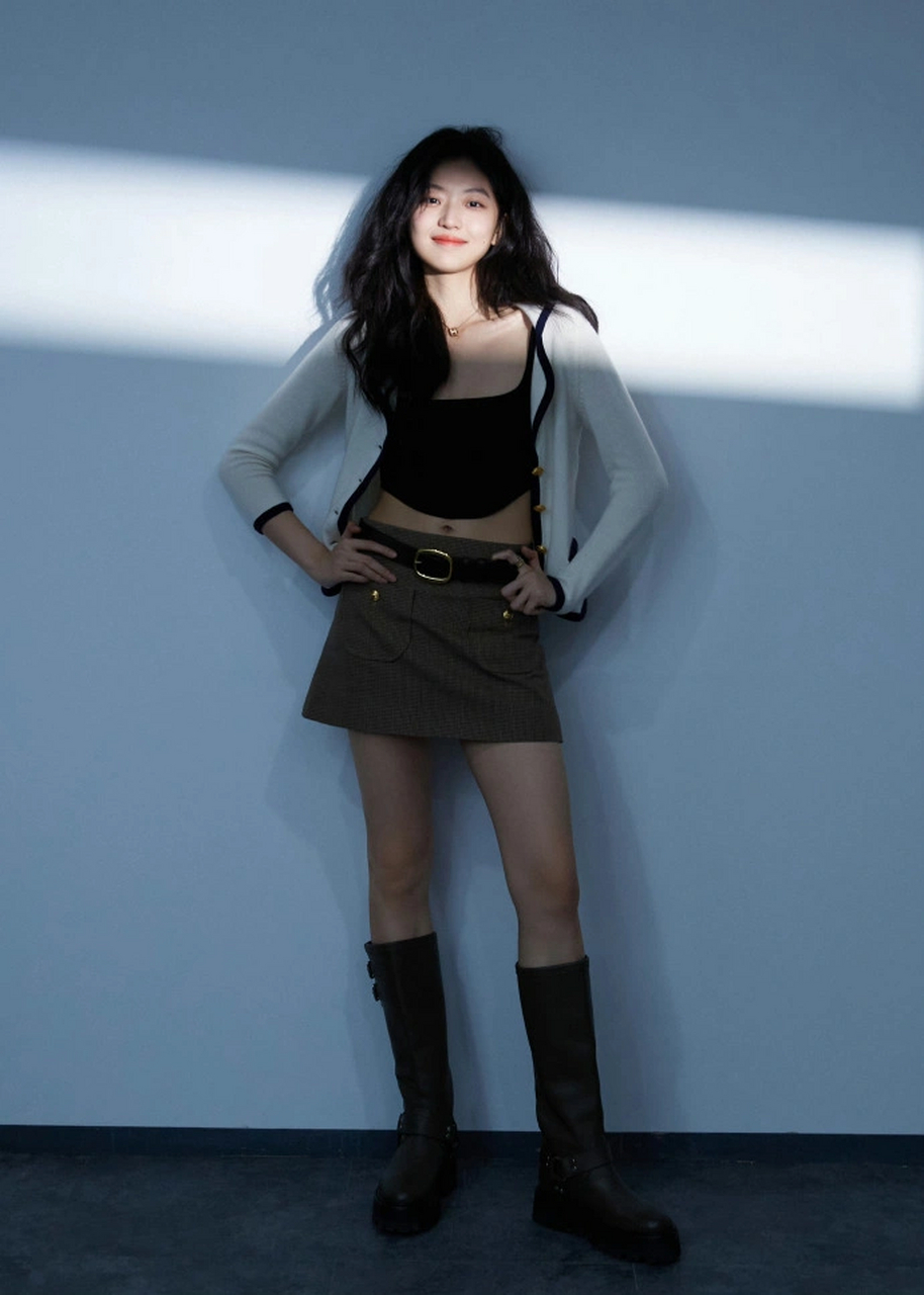 作为娱乐圈里长腿女明星中的一位,我觉得千儿这腿给100分没问题吧?