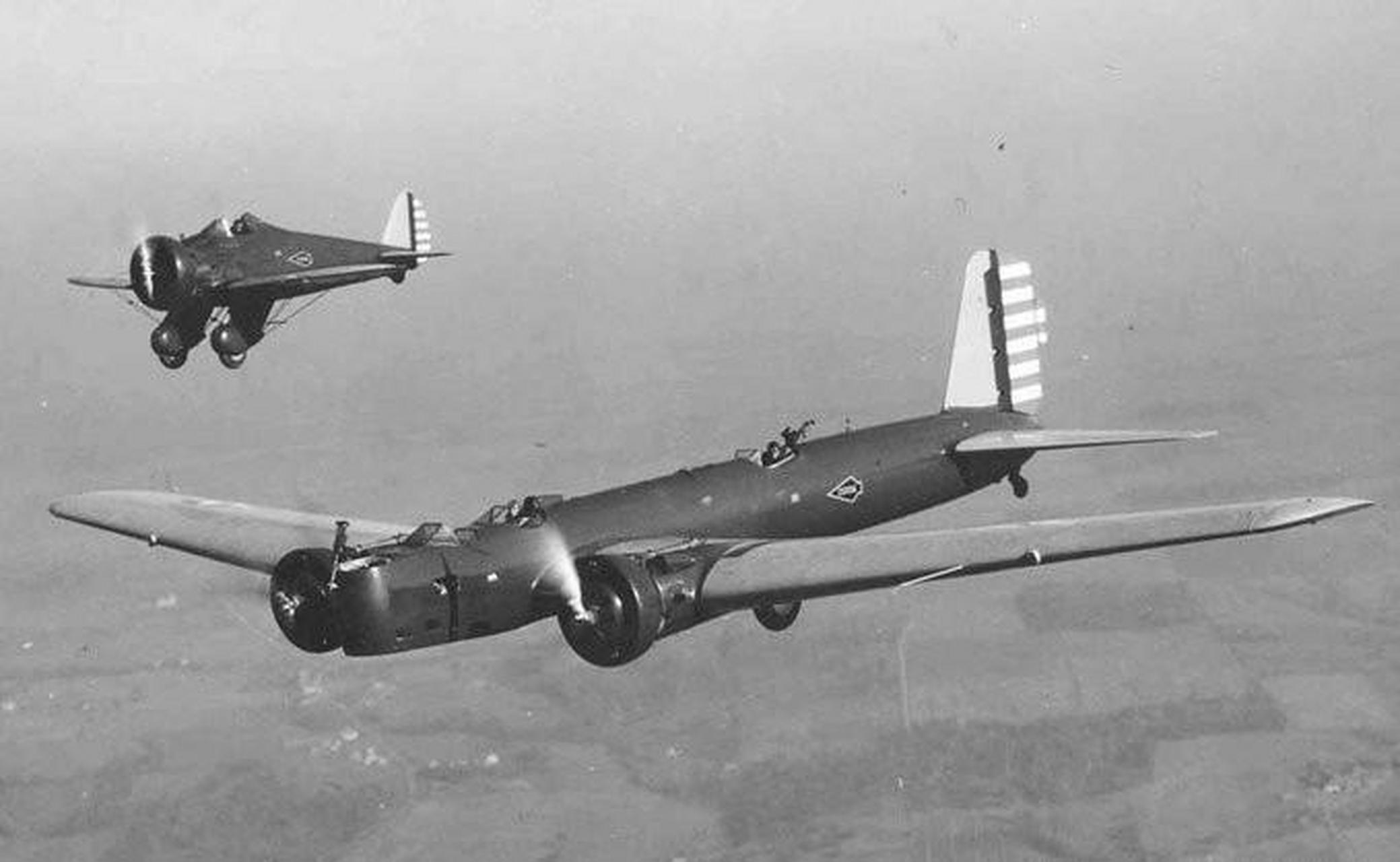 gif创作人 1932年7月14日,波音y1b-9a(波音214)首飞,这是一架私人