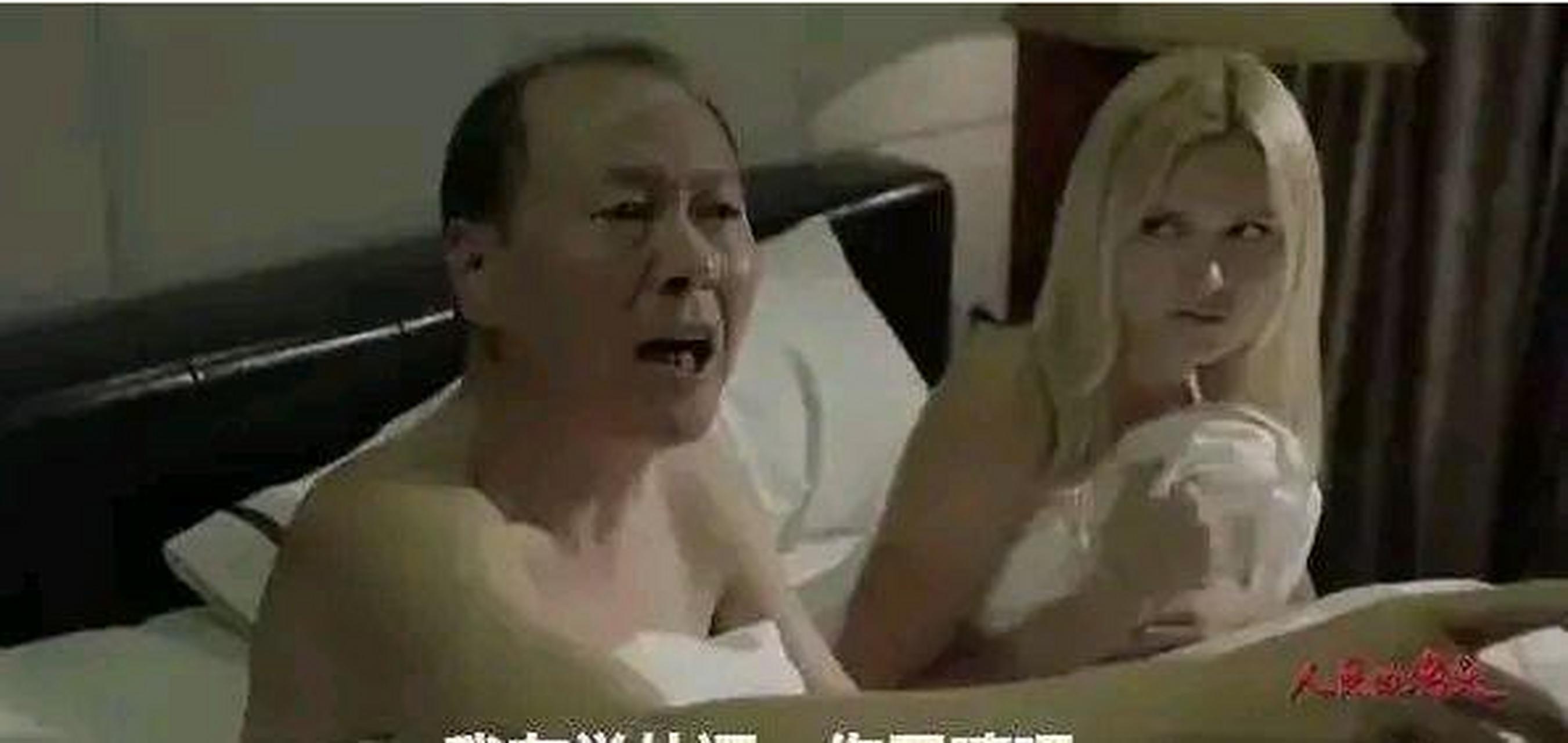 学外语成了拿来调侃侯天来的词语,侯勇细致地诠释小官巨贪的形象