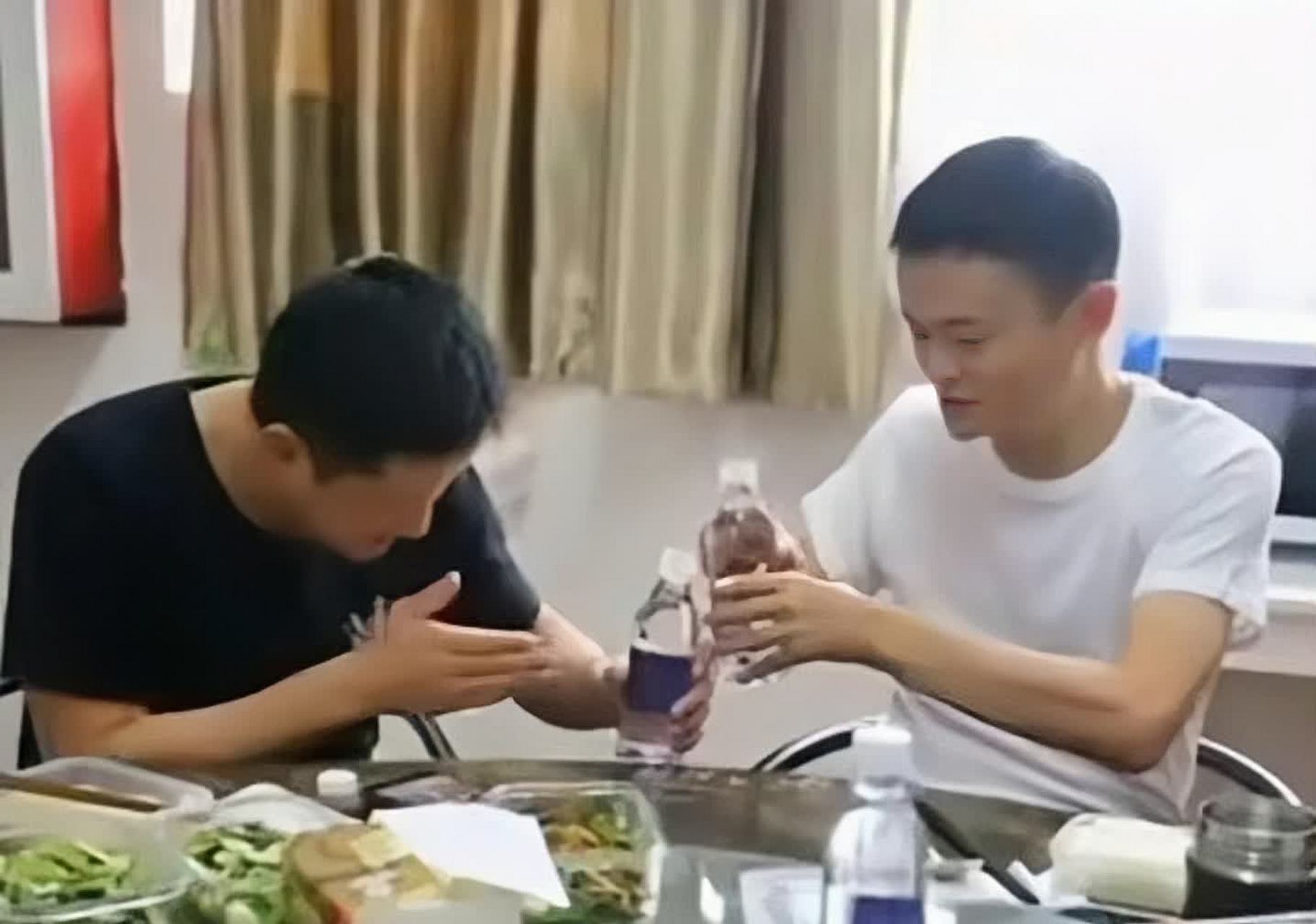 吴京和马云一起喝酒,两个伟人的聚会.[三哈]