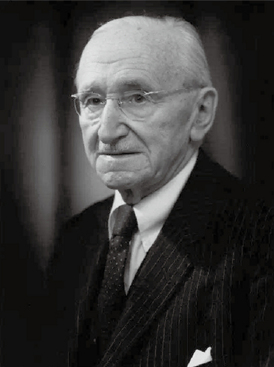 哈耶克,英国知名经济学家,政治哲学家,1974年诺贝尔经济学奖得主,被