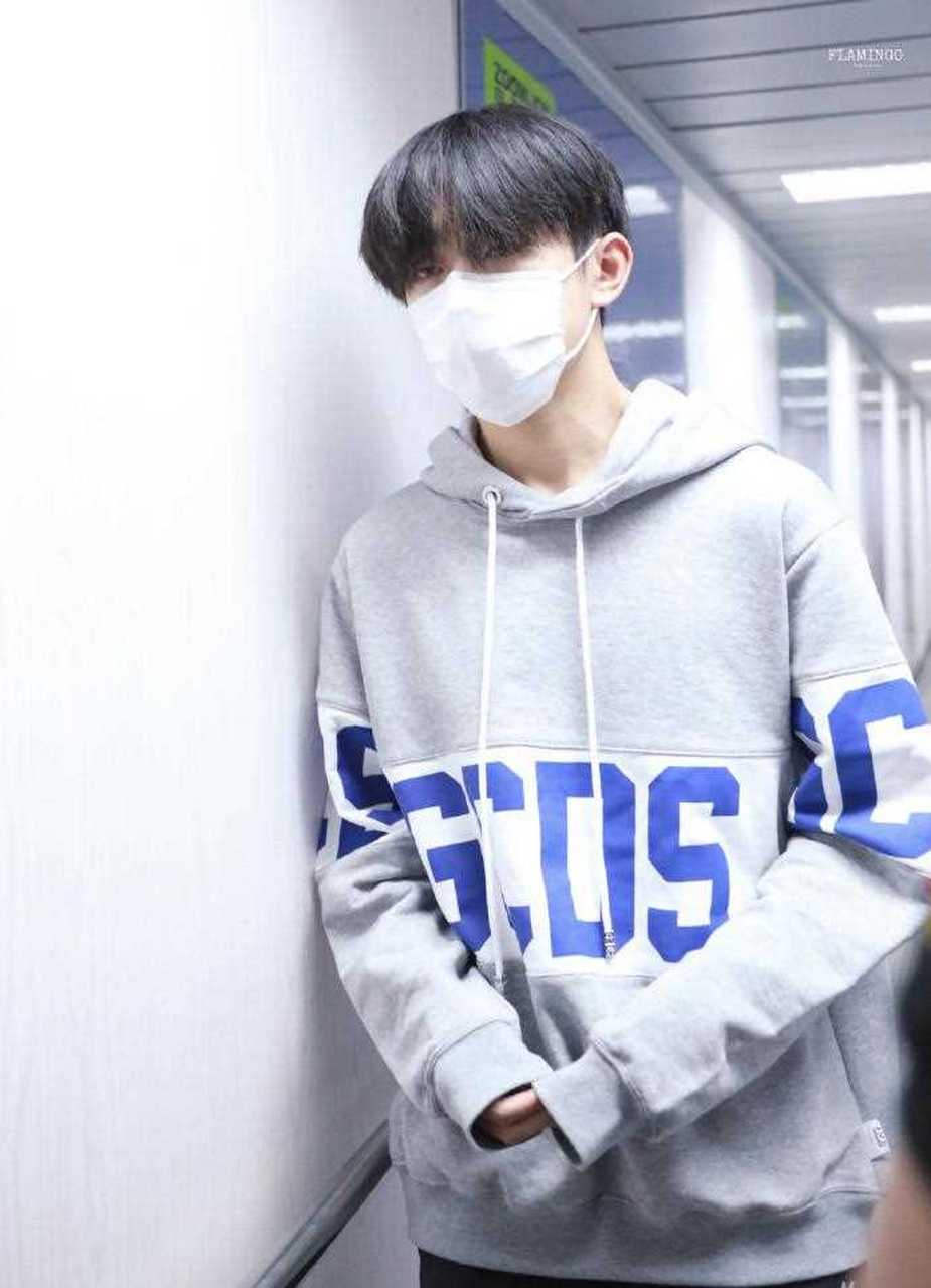 易烊千玺最新机场街拍,灰色字母卫衣搭配黑色运动裤舒适帅气 ,满满的