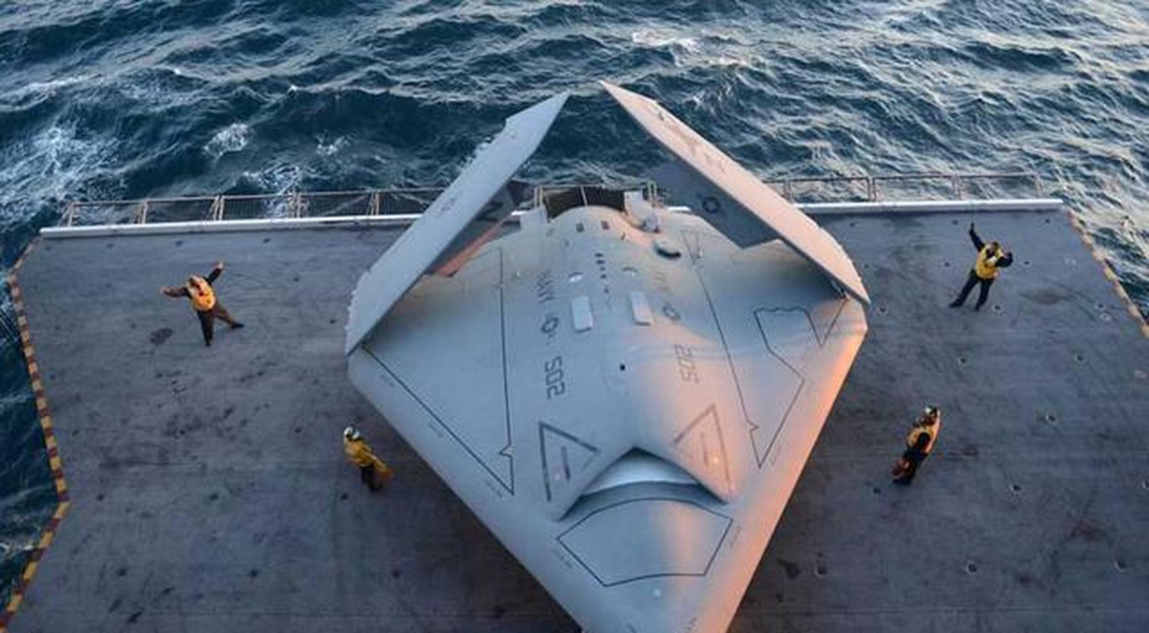 俄直接出动s70猎人号隐身无人机,对着二毛的奥恰克夫军港展开地毯式