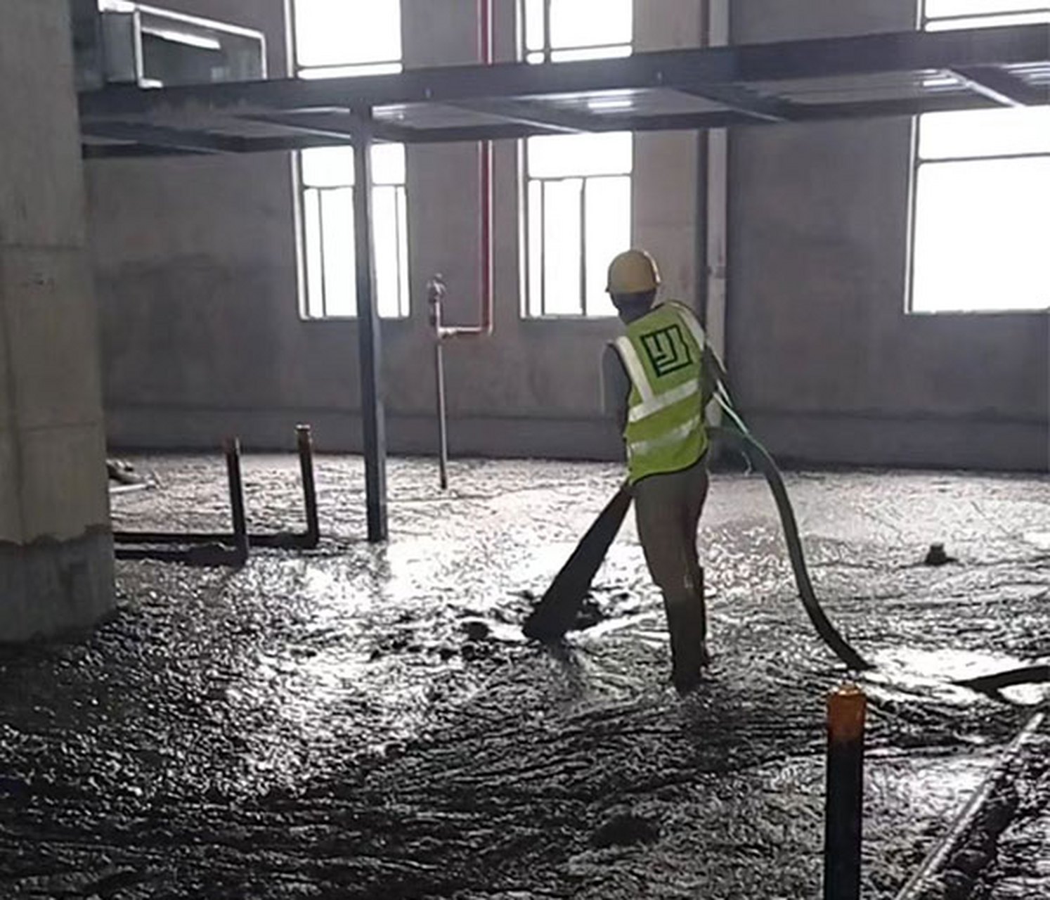 武汉发泡混凝土现场现浇    (1)轻质泡沫混凝土浇筑,要按顺序操作.