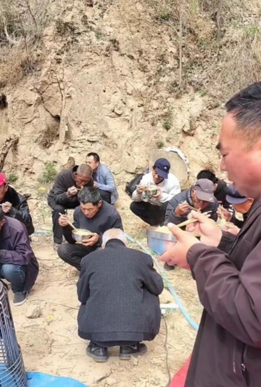 看看村里的人,吃饭就爱凑在一起,有板凳也不坐,就爱蹲在地上吃饭!!!