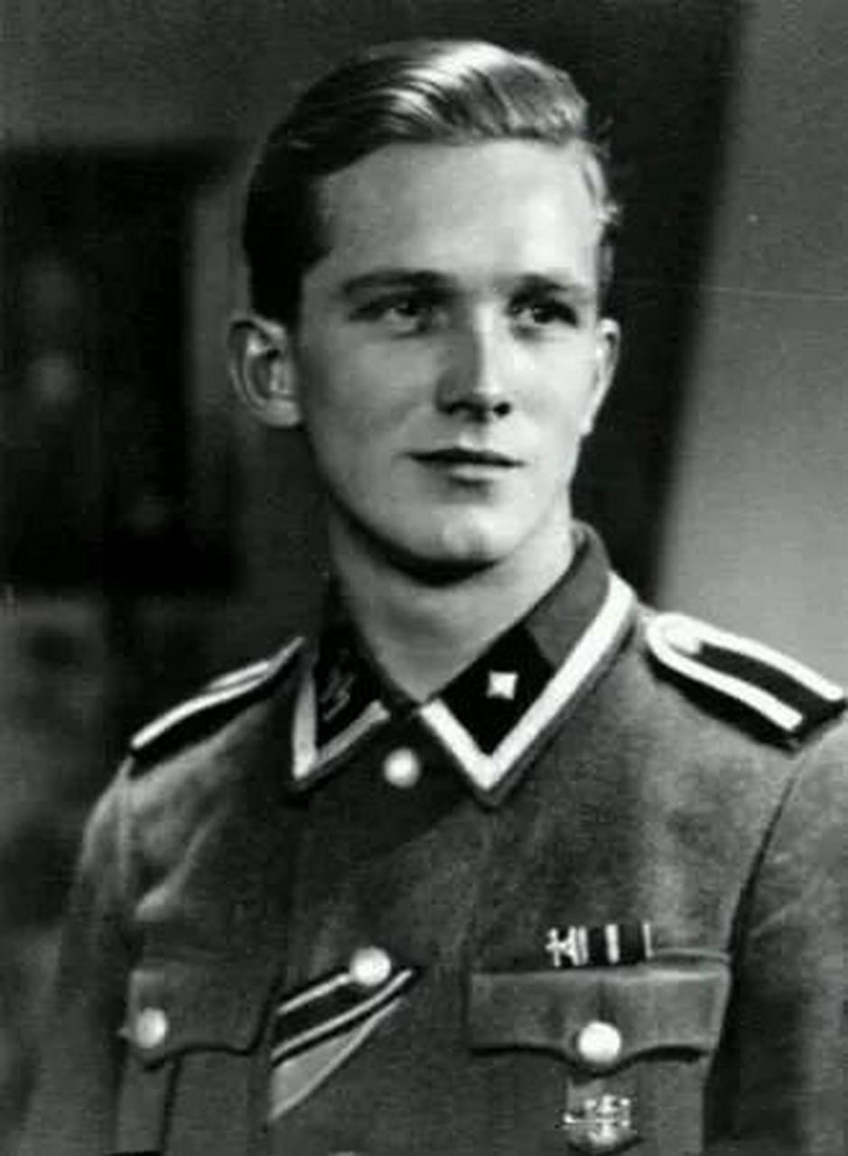 党卫军卡尔·鲍曼,形象儒雅倜傥,却是纳粹侵略者中的一员