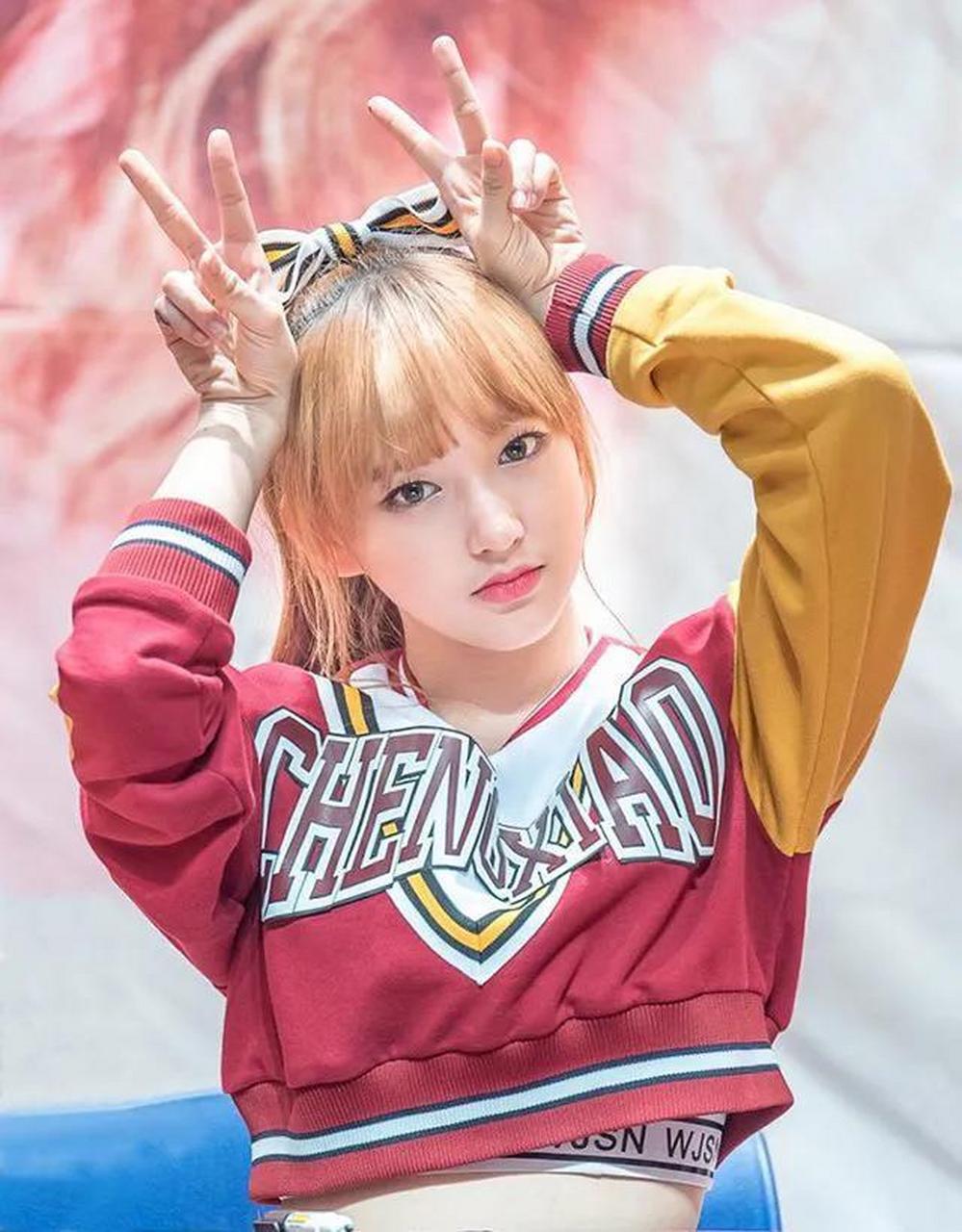 程潇是韩国组合宇宙少女的中国成员,她拥有紧致的小v脸,齐刘海,还有一