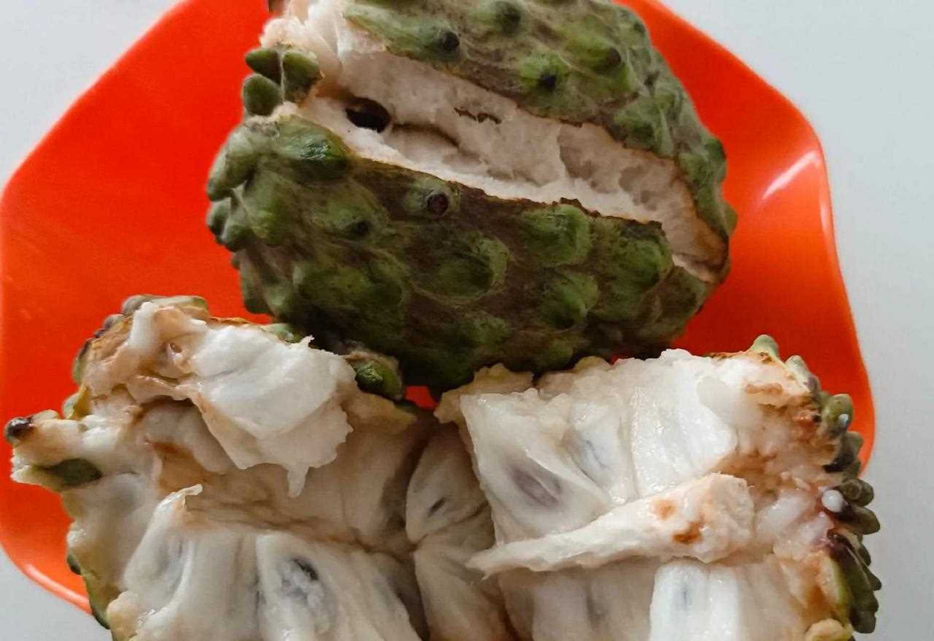 路边摊买的熟透的释迦果,裂开了还6元/斤,2个7元.