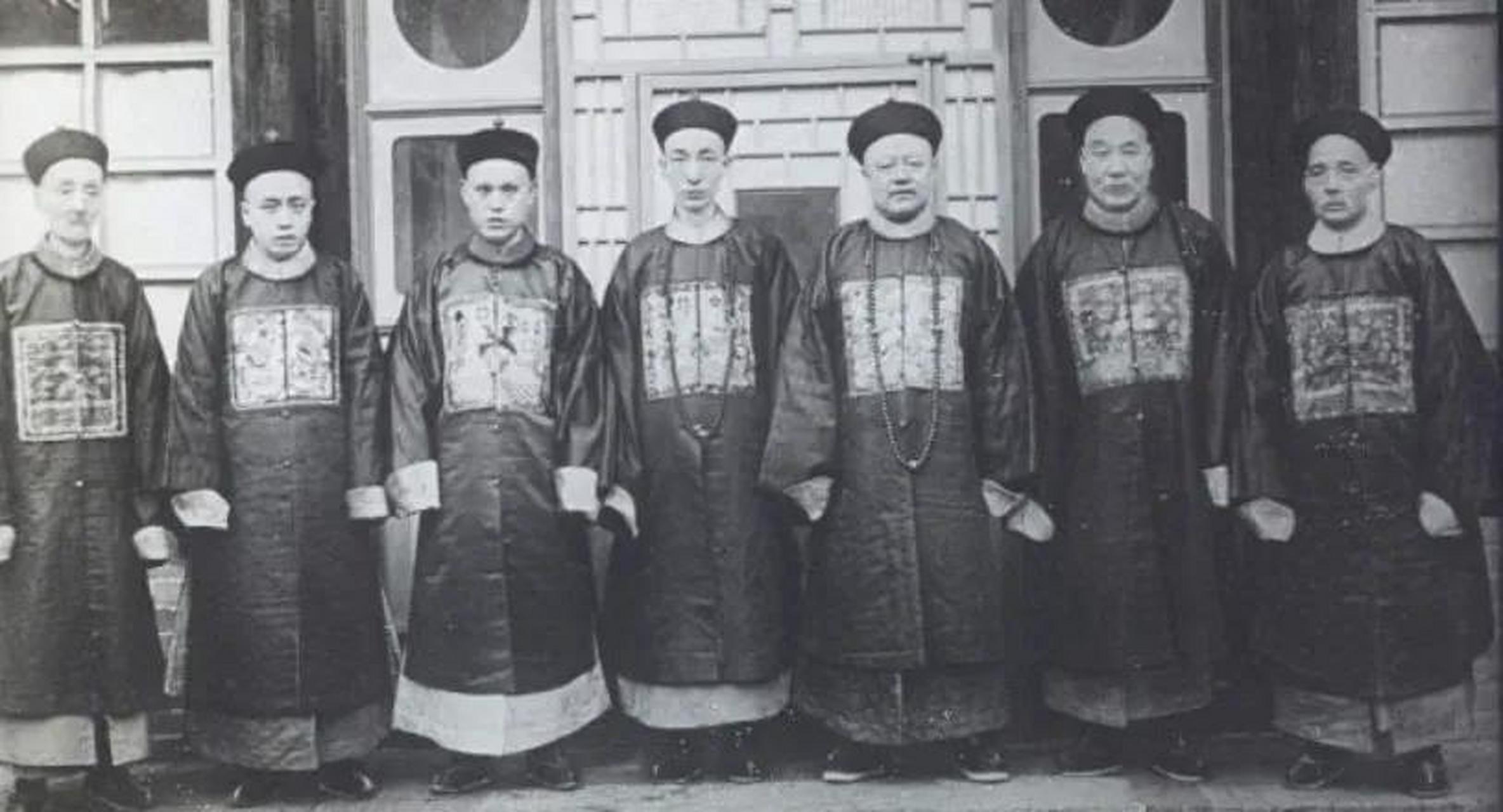 这是一张清朝时期的官员合影,由于是黑白相片,我们无法从服饰和颜色上