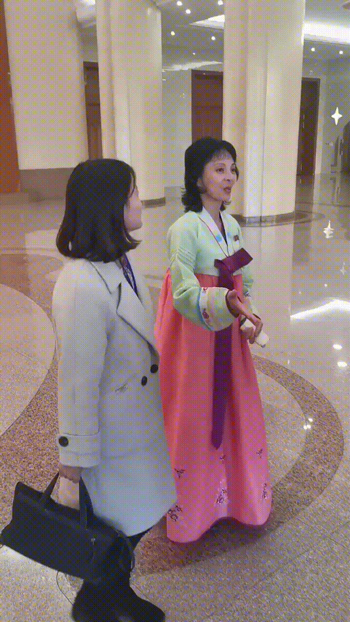 美女导游讲解图片