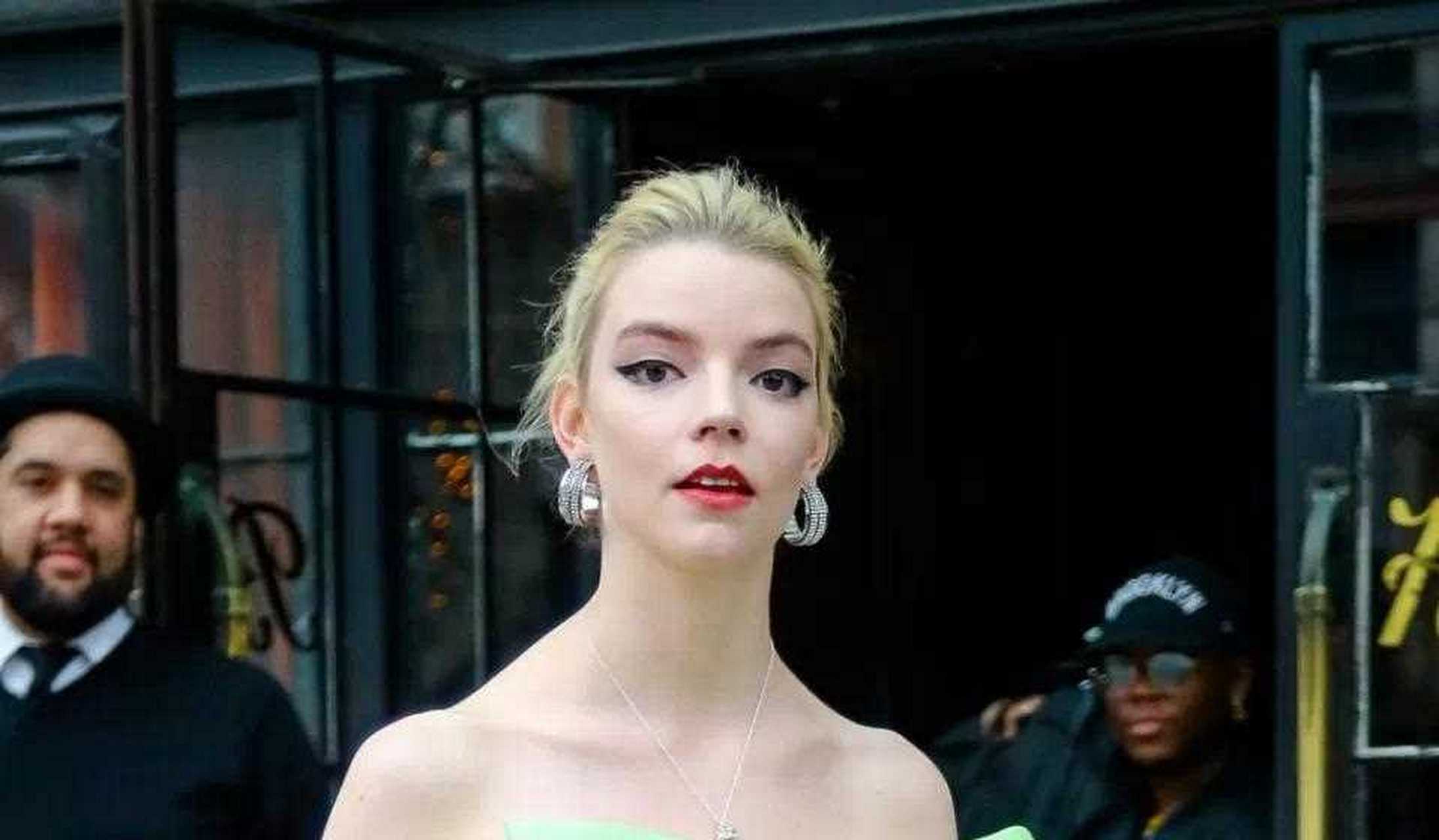 安雅·泰勒·乔伊(anya taylor joy)身着蕾丝镶边迷你裙和黑色系带