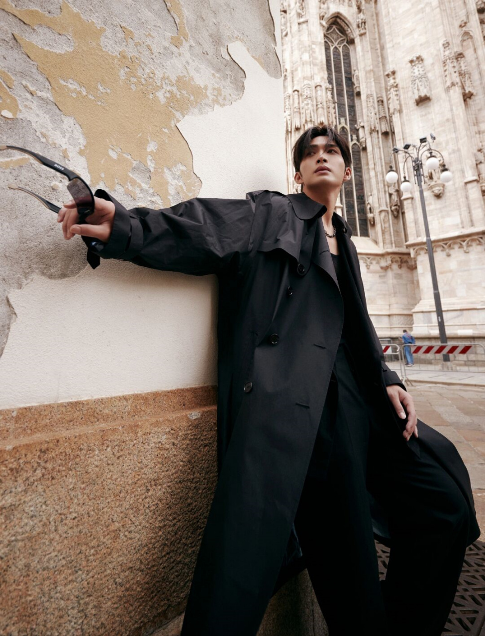 张彬彬,boss的米兰旅程  演员张彬彬身着 现身米兰街头 黑色风衣搭配