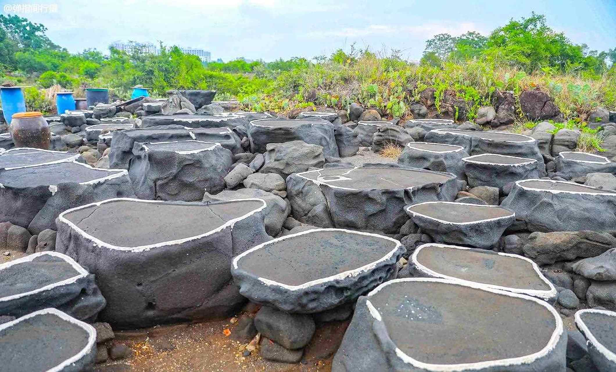 千年古盐田位于儋州洋浦半岛的盐田村,处在海边滩涂上,这是当地渔民祖
