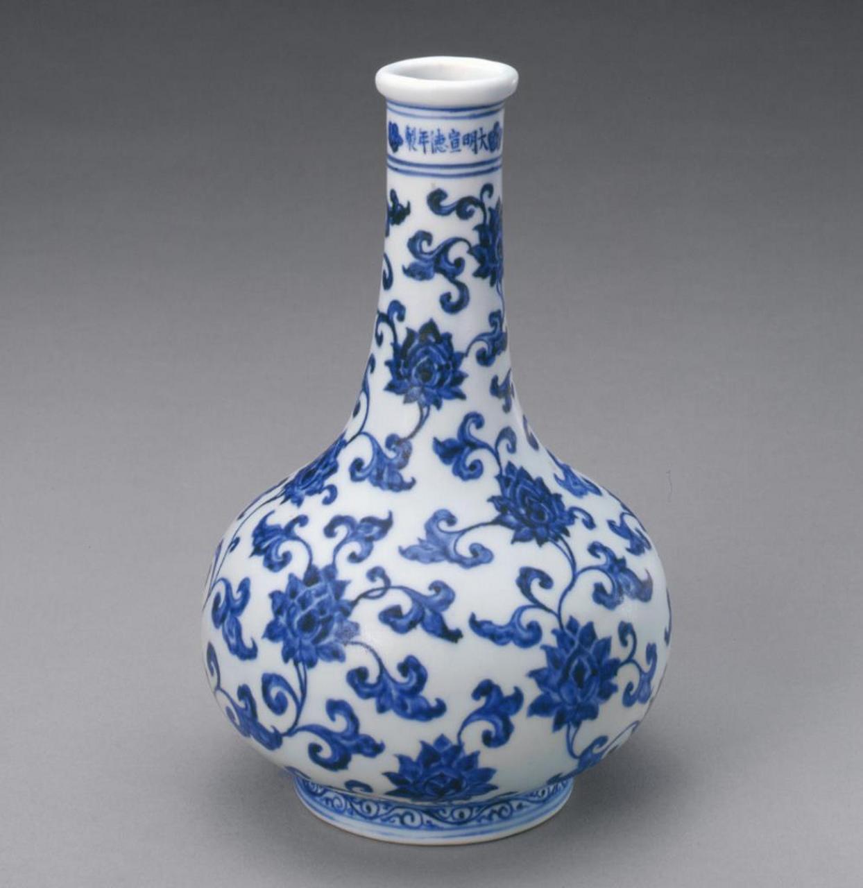 青花瓷经典纹饰介绍:缠枝纹  缠枝纹,又叫"长寿藤",是青花瓷器最常见