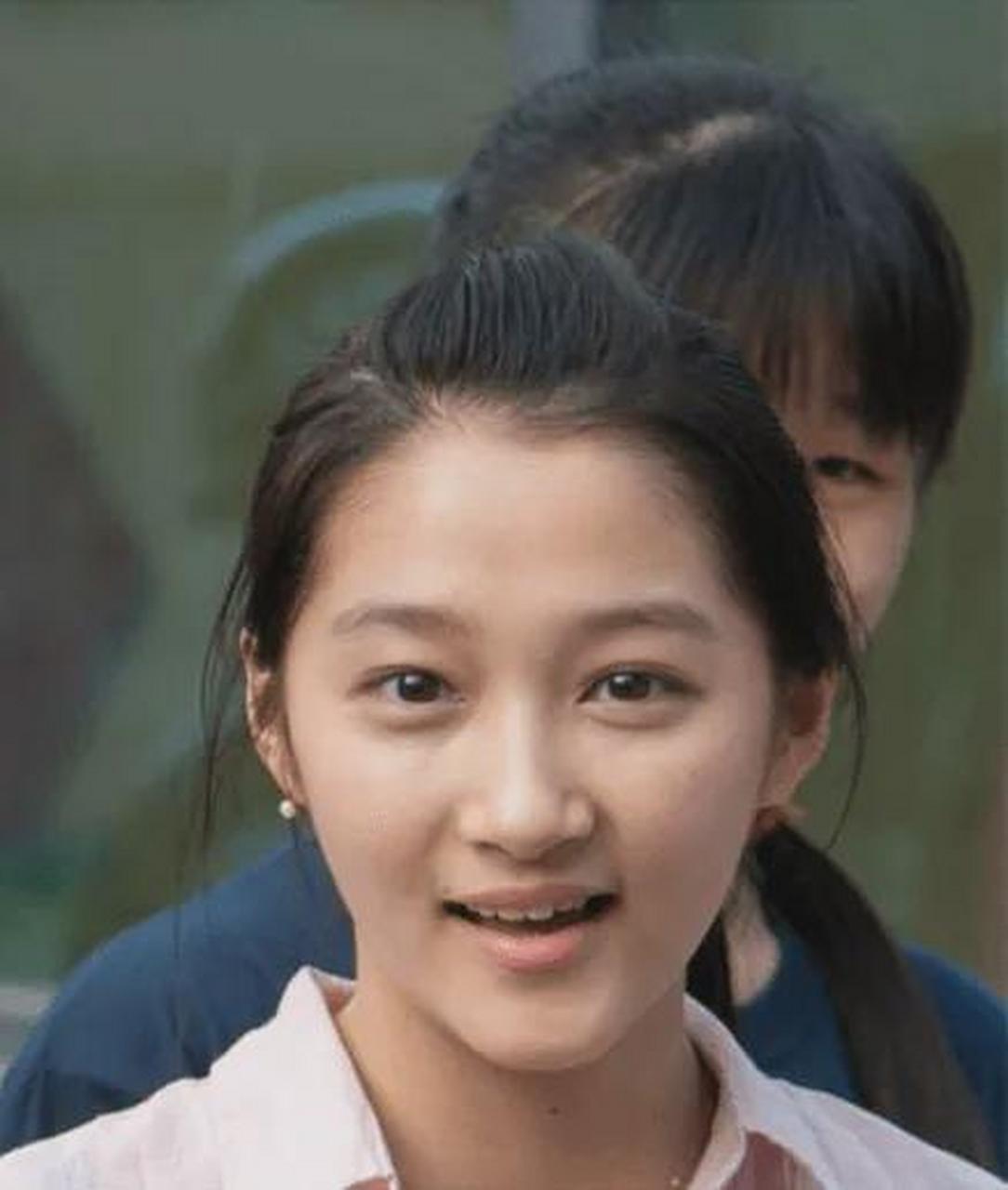 19岁的关晓彤参加北电艺考,那时的她依旧是一位素颜清纯的少女,皮肤