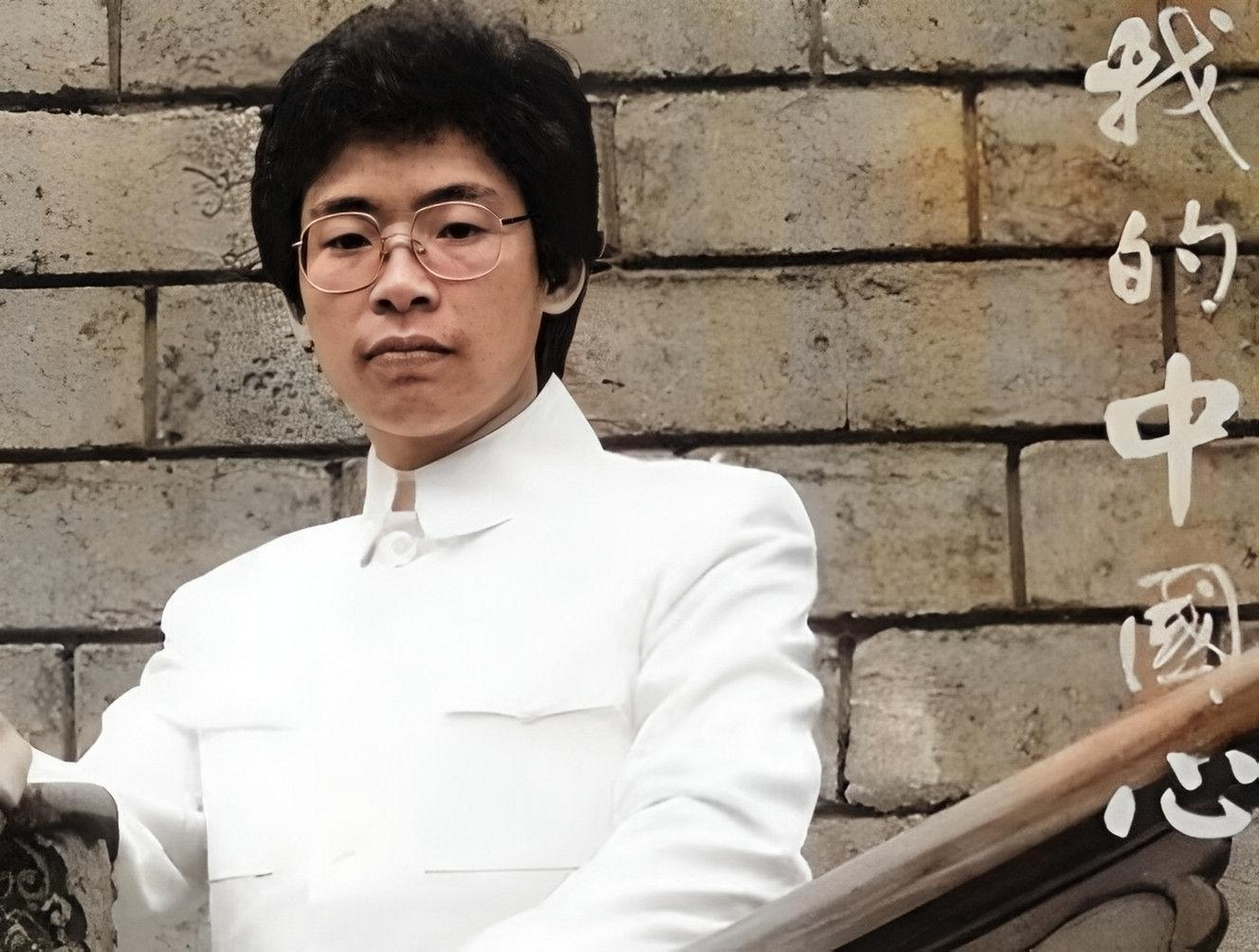 这首歌,但对他的歌唱者·张明敏却知之甚少,他于1956年出生在香港福建