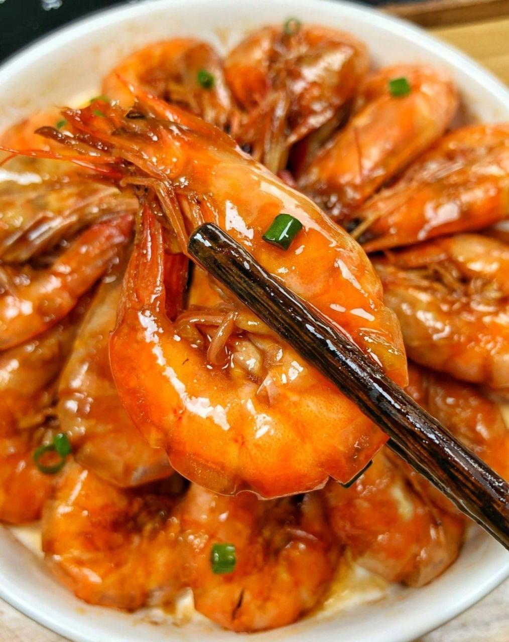 秘好吃到连壳都想吃掉的油焖大虾 步骤 1.先调料汁(见步骤图) 2.