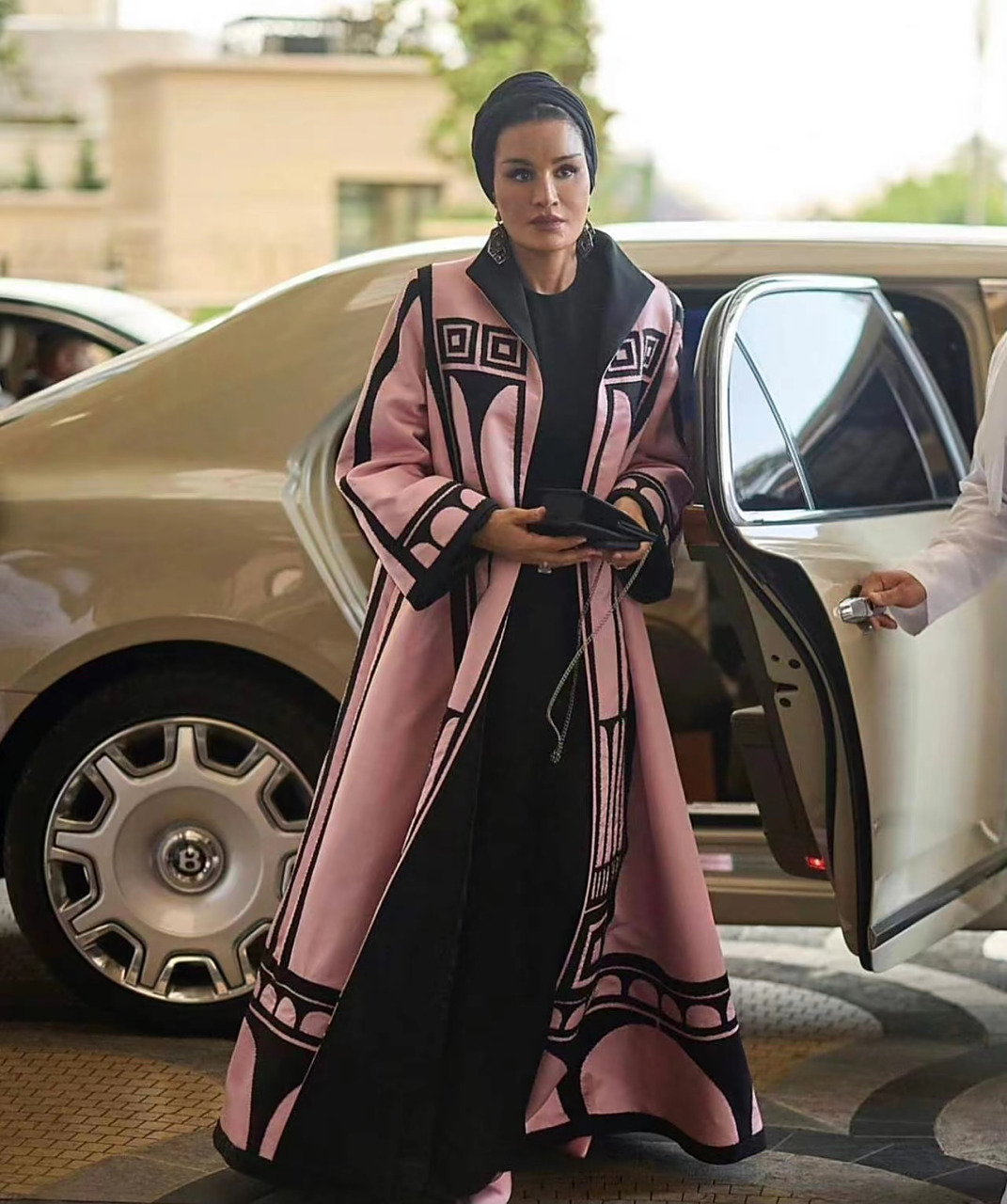 参加约旦王储夫妇婚礼的卡塔尔王妃莫扎,气场强大,太霸气了.